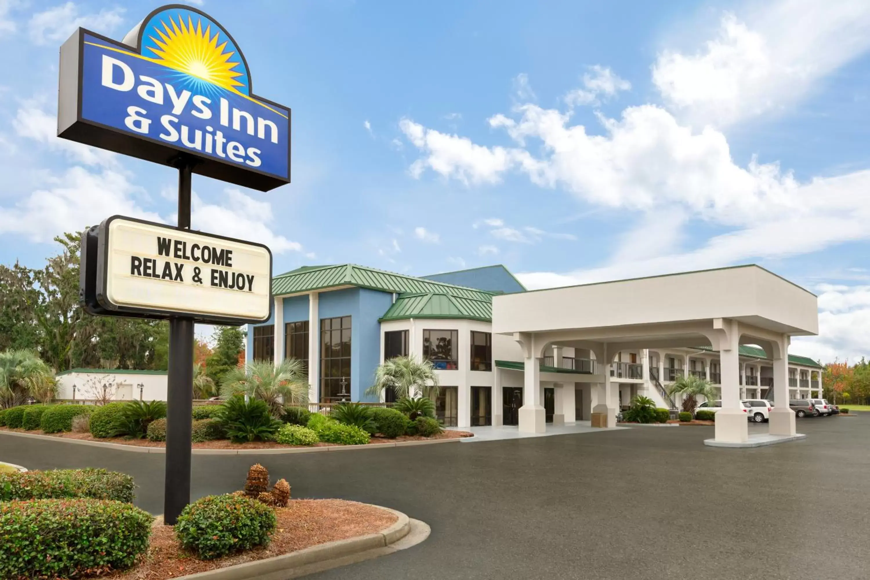 Property Building in Days Inn & Suites by Wyndham Savannah Midtown