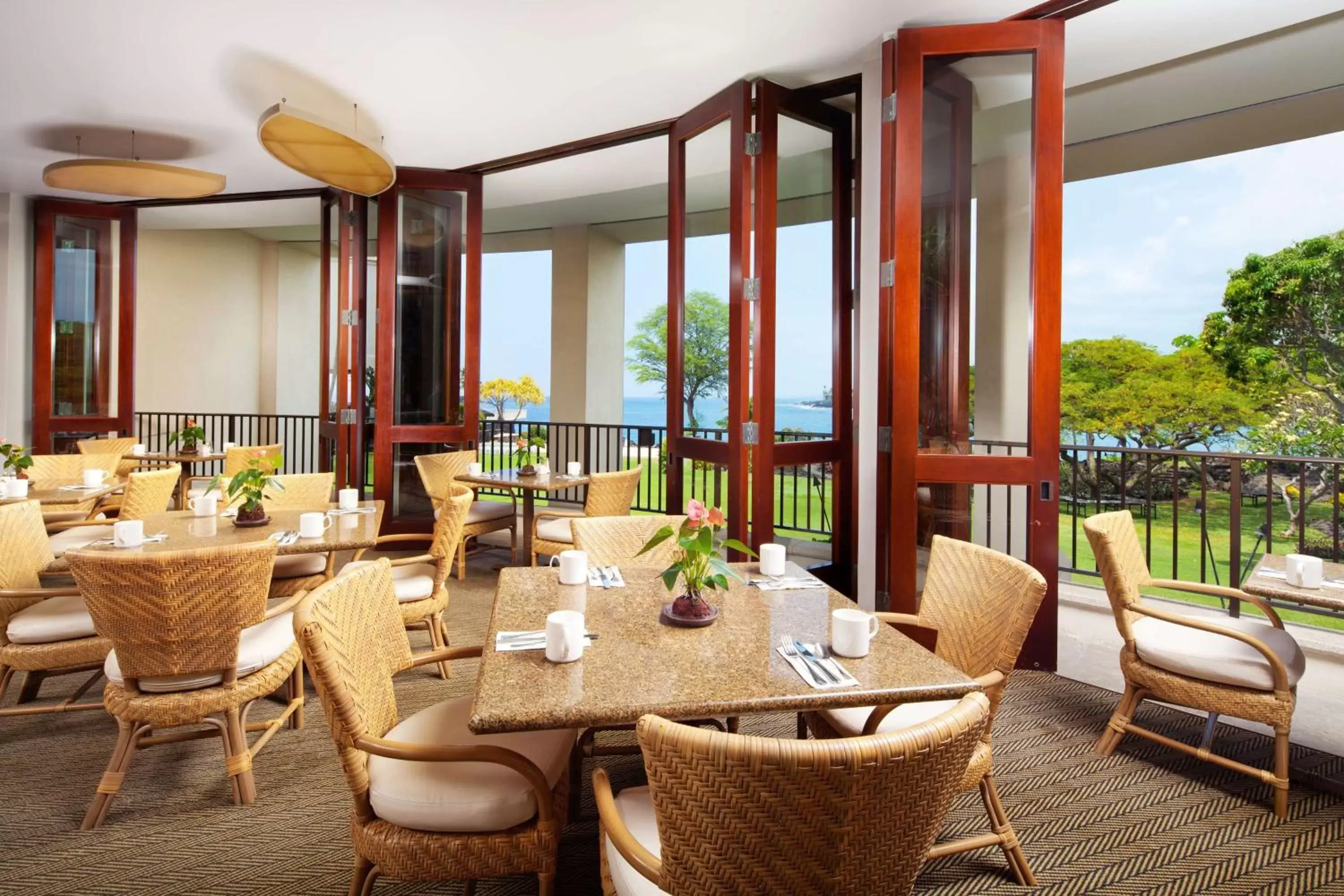 Lounge or bar, Restaurant/Places to Eat in Outrigger Kona Resort and Spa