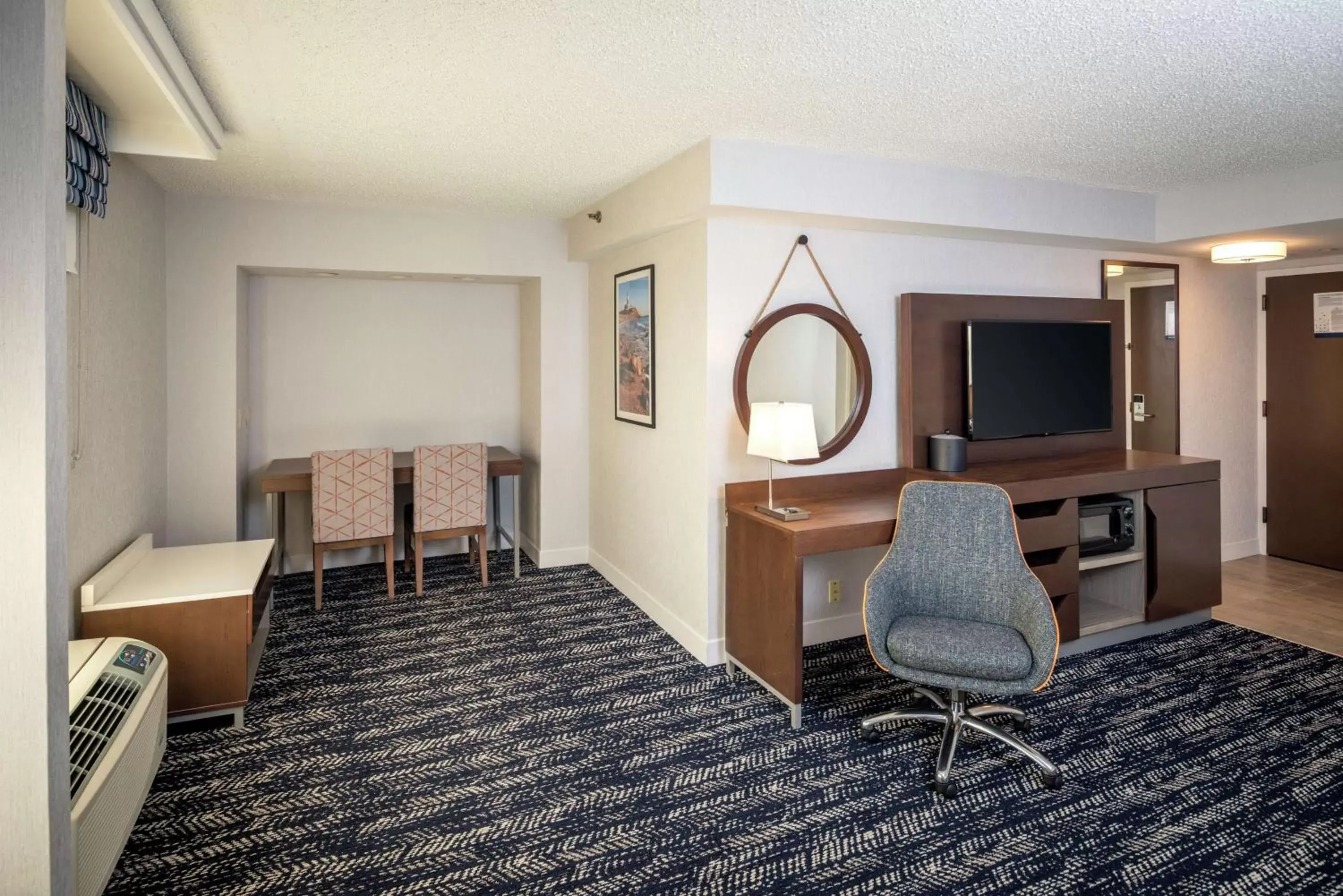 Living room, Seating Area in Hampton Inn Long Island/Commack