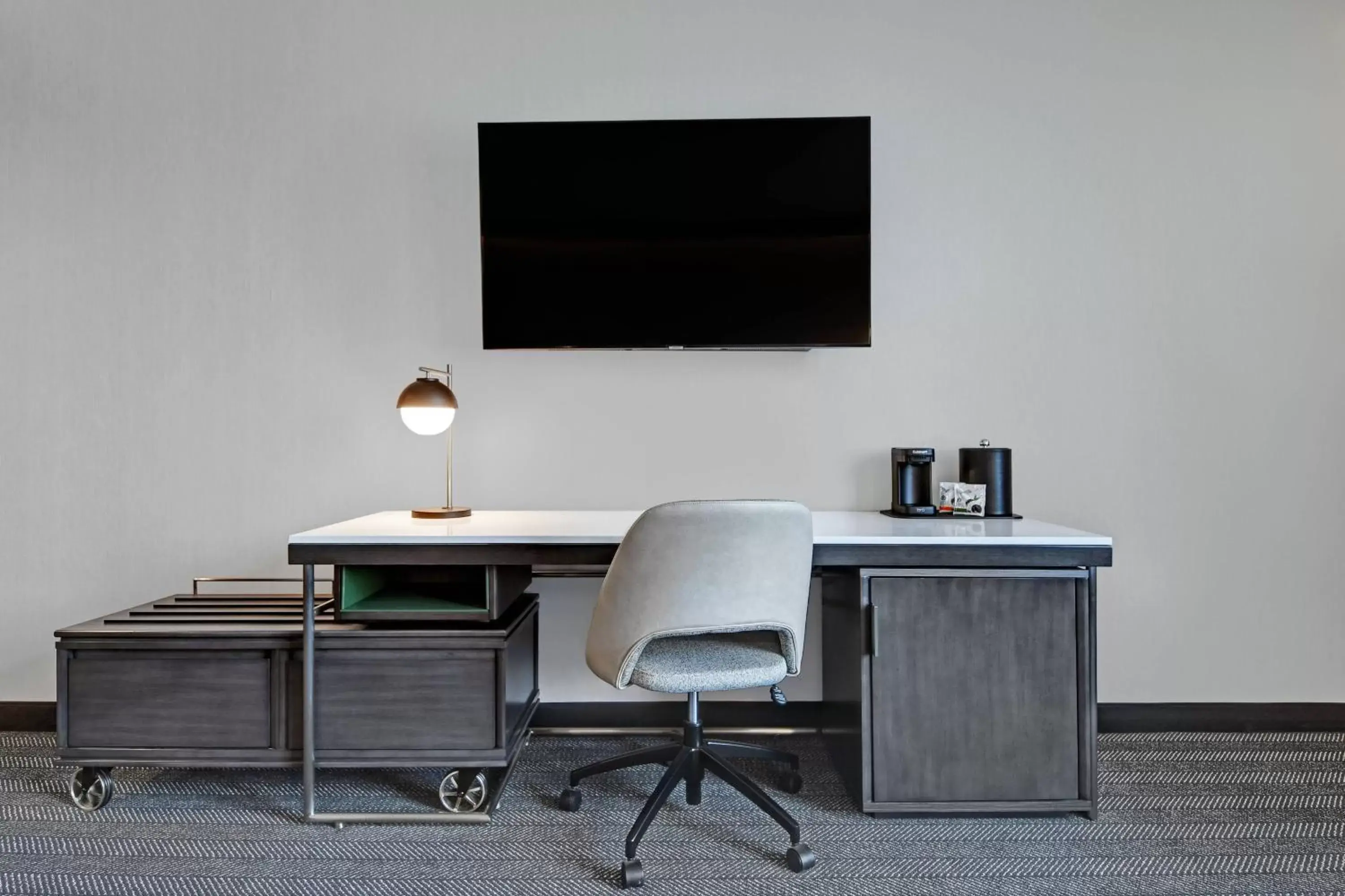 Photo of the whole room, TV/Entertainment Center in Courtyard by Marriott Manhattan Aggieville