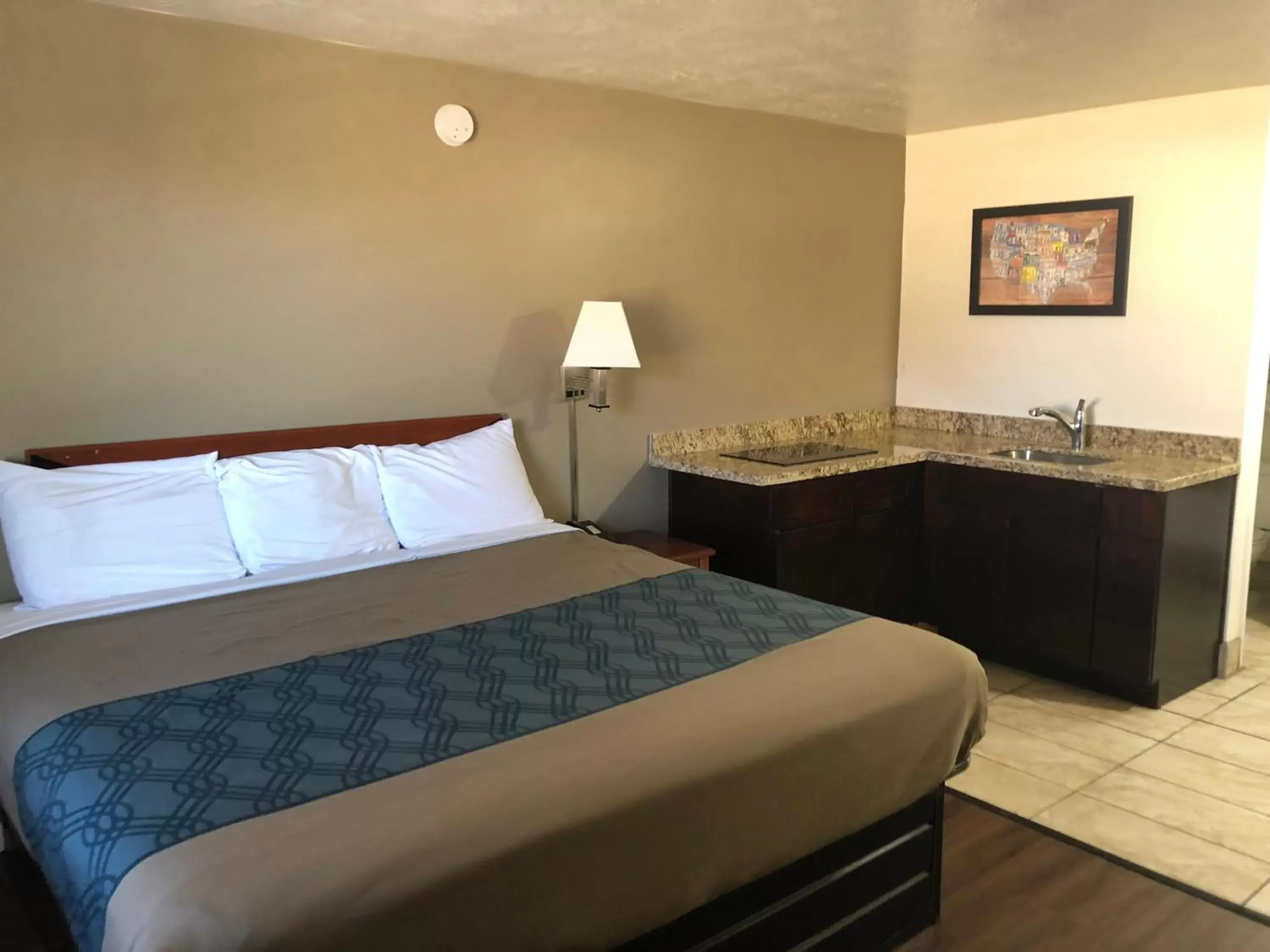 Bed in Ameri-Stay Inn & Suites