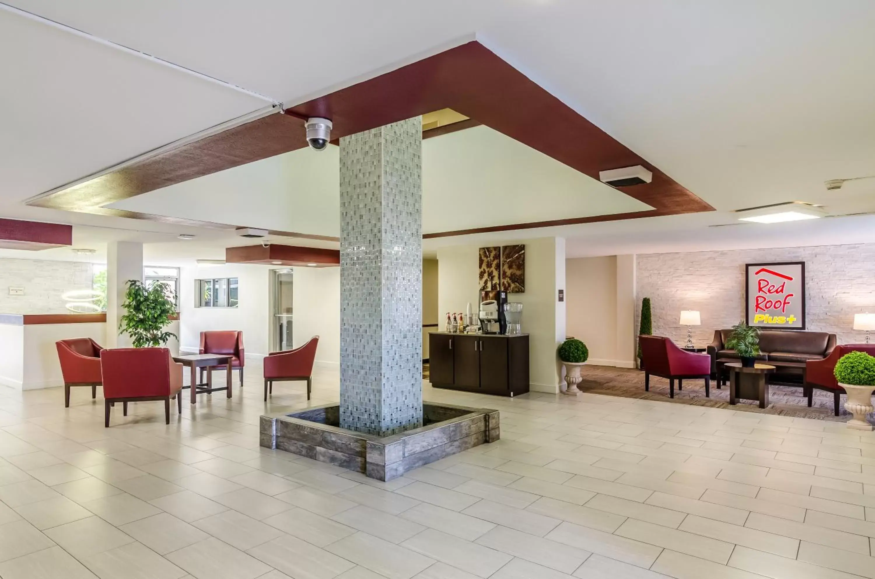 Lobby or reception, Restaurant/Places to Eat in Red Roof Inn PLUS+ Wichita East