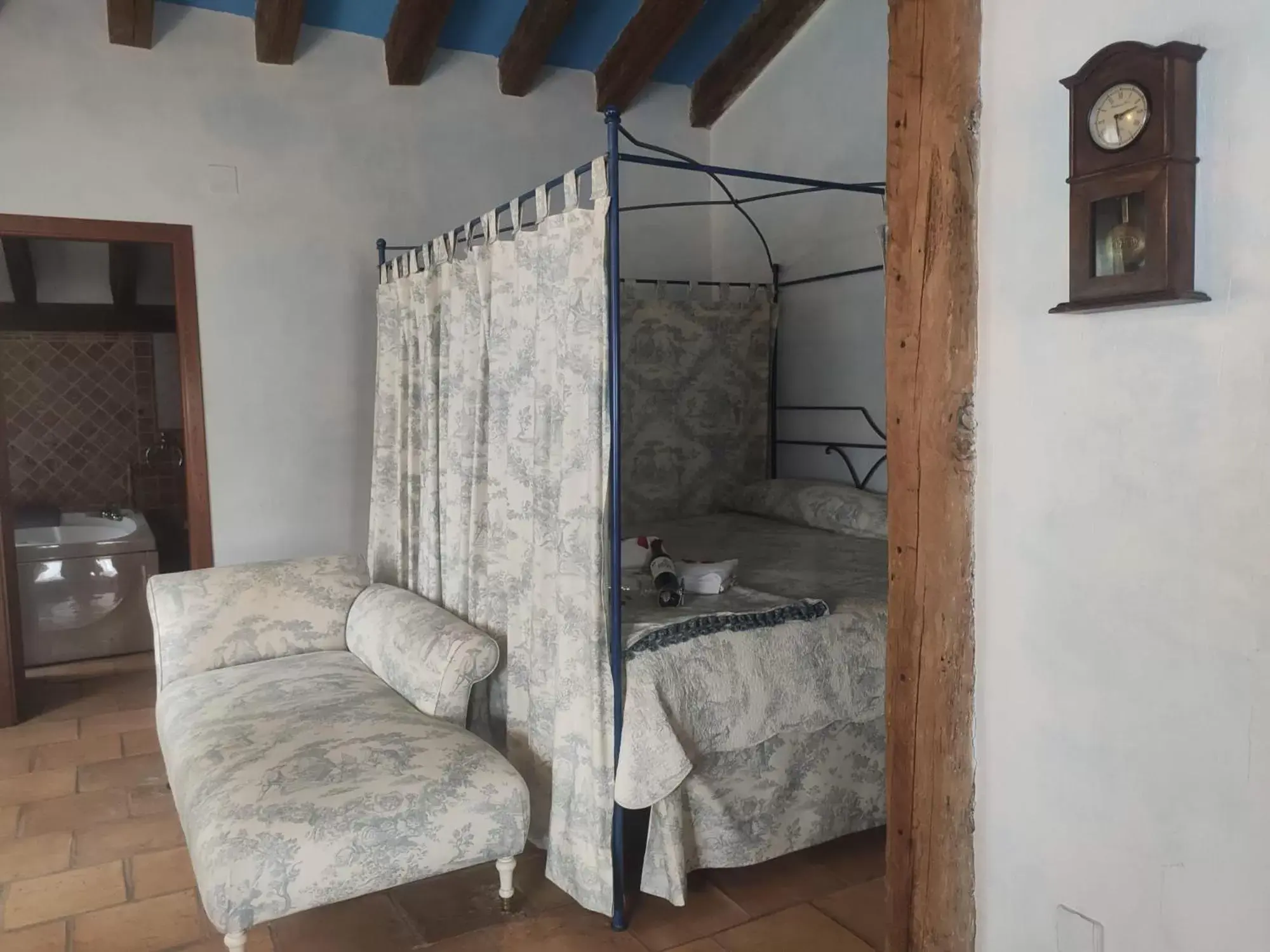 Bed, Seating Area in Posada Restaurante Fuenteplateada