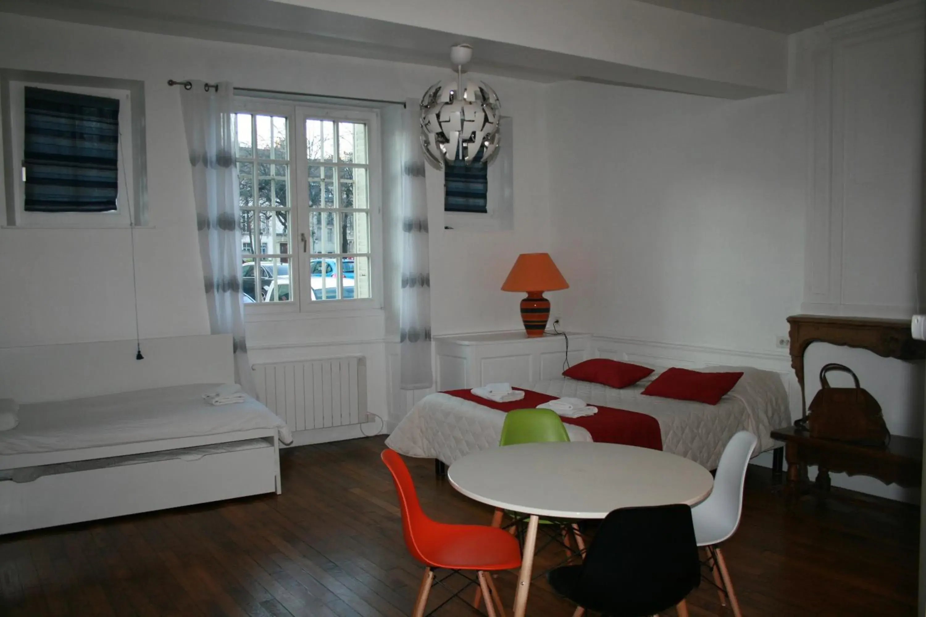 Bedroom, Dining Area in Hôtel Le Chambellan