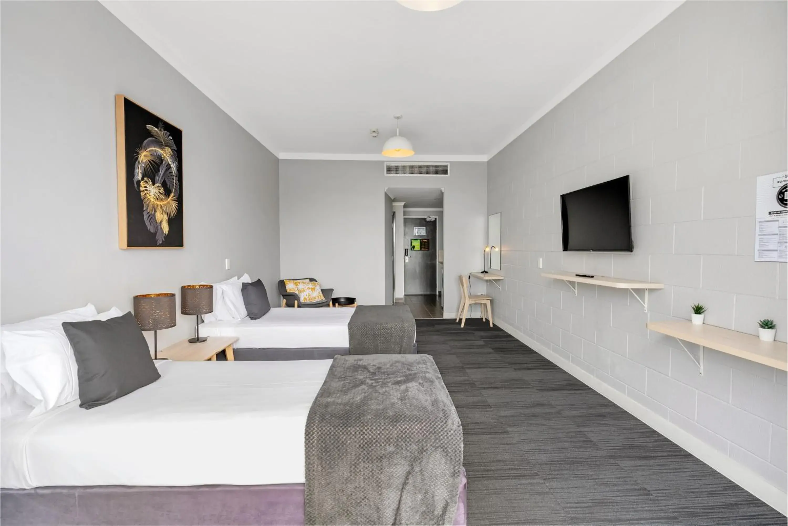 TV and multimedia, Bed in Gilligan's Hotel & Resort Cairns TV and multimedia, Bed in Gilligan's Hotel & Resort Cairns