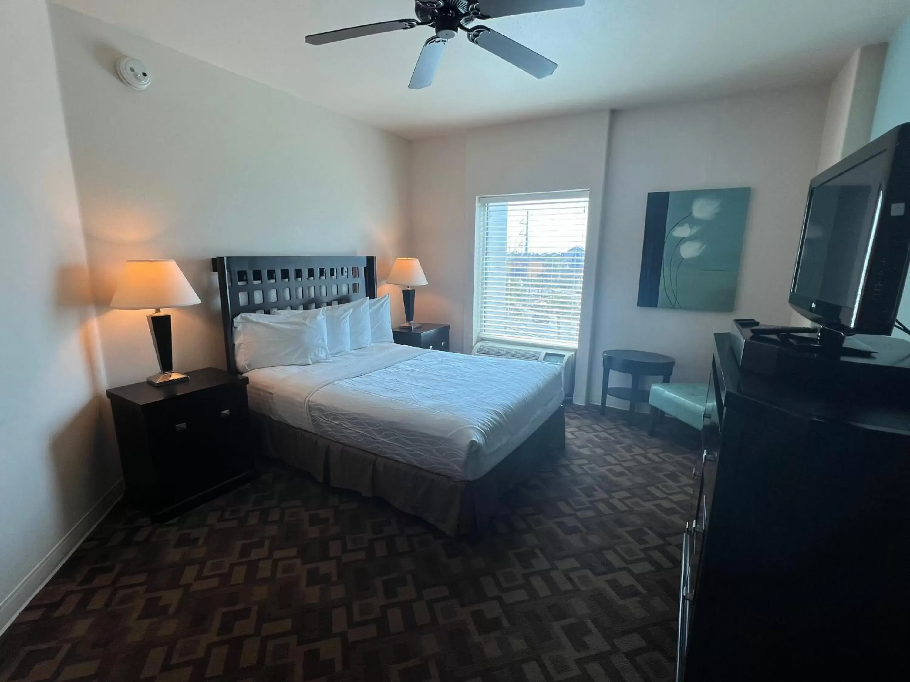 Bedroom, Bed in Sunchase Inn & Suites