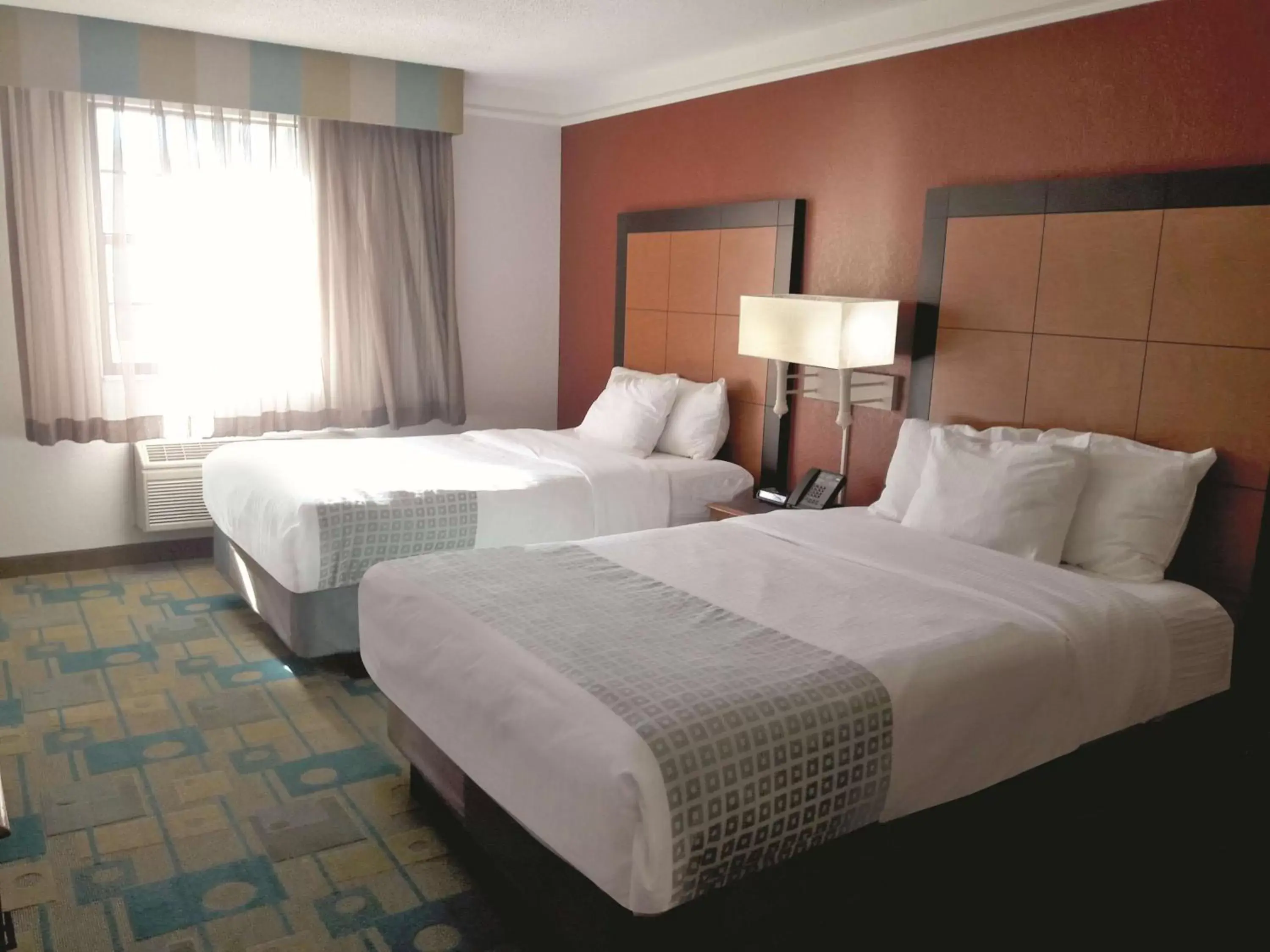 Photo of the whole room, Bed in La Quinta Inn by Wyndham Pittsburgh Airport