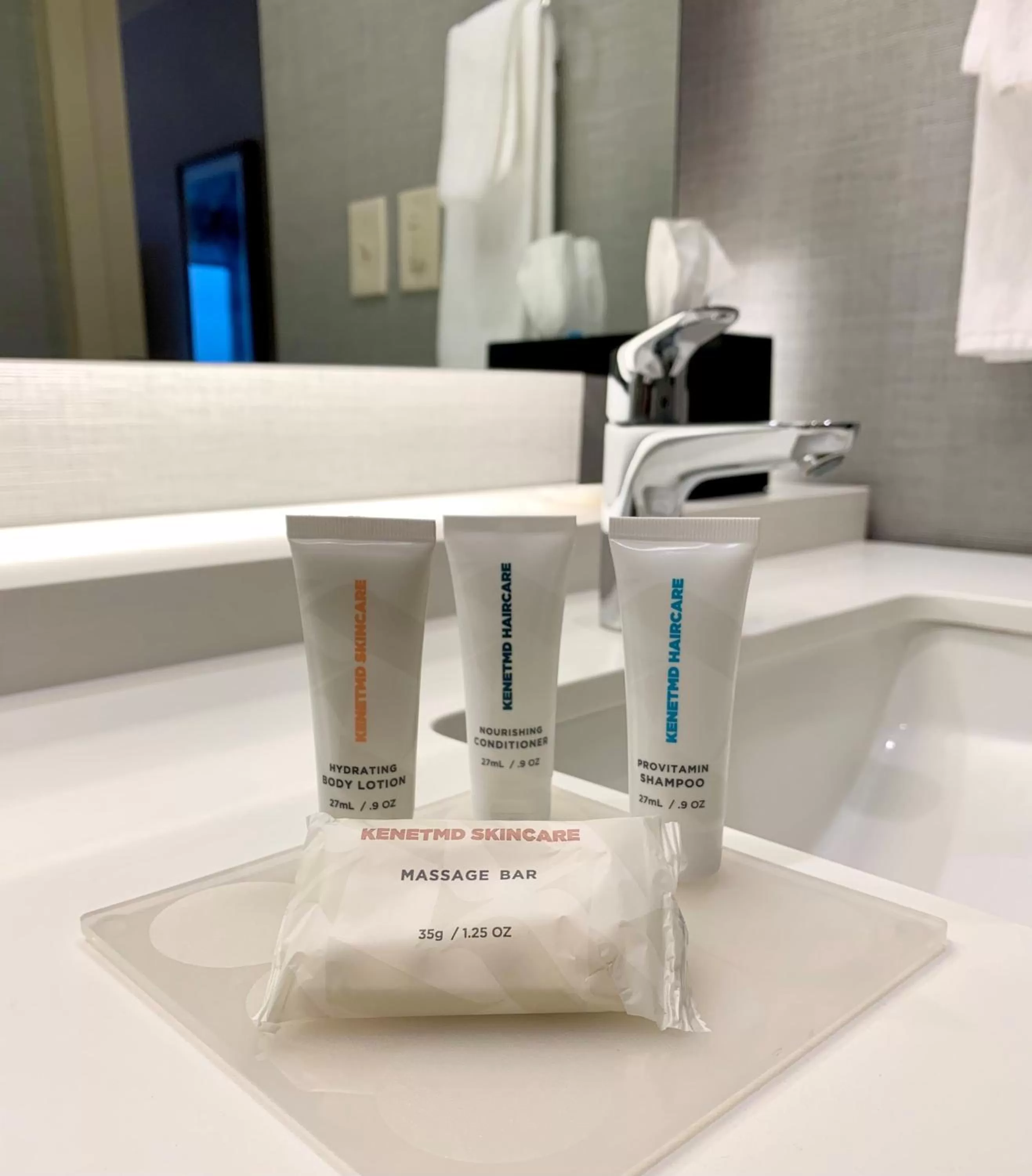 King Room with Sofa Bed and Roll-In Shower - Disability Access in Hyatt Place Cleveland/Westlake/Crocker Park