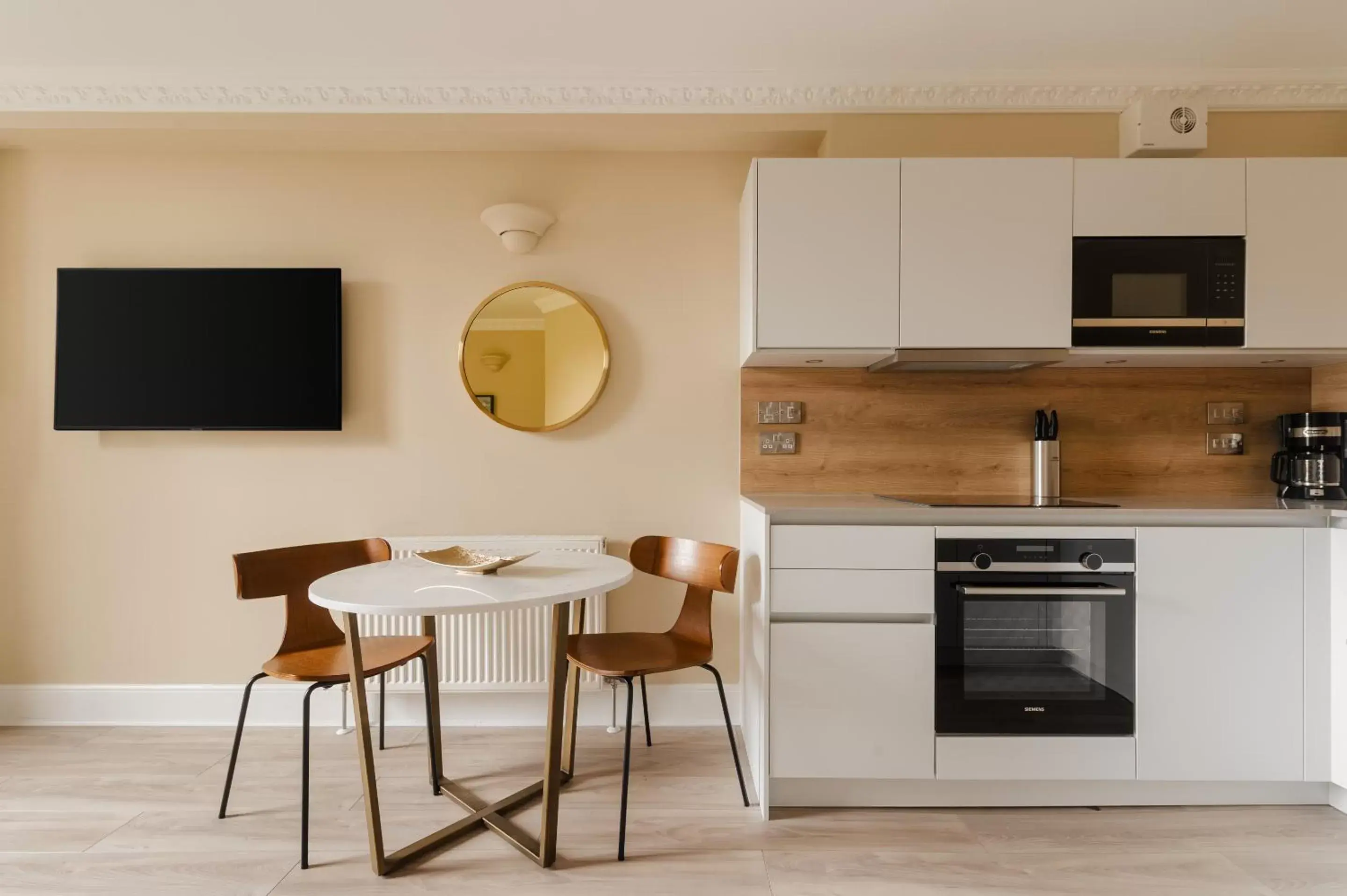 Living room, Kitchen/Kitchenette in Sonder Royal Garden Apartments