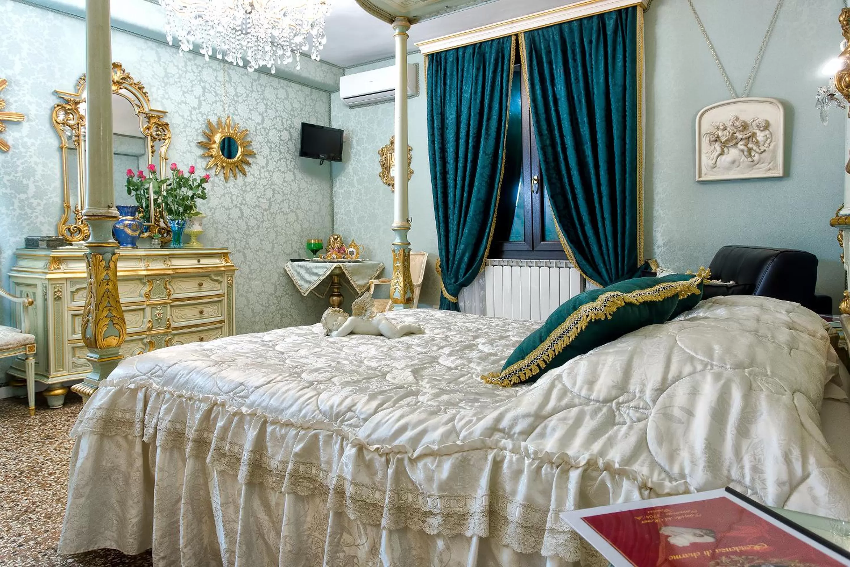 Photo of the whole room, Bed in Scalon del Doge