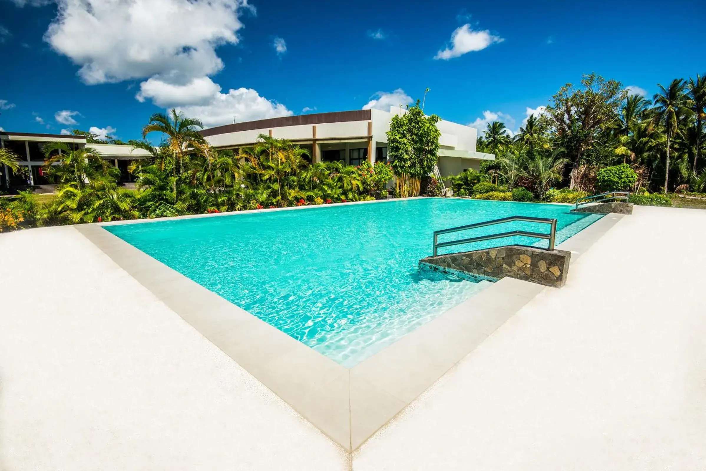 Swimming Pool in Ariana Hotel