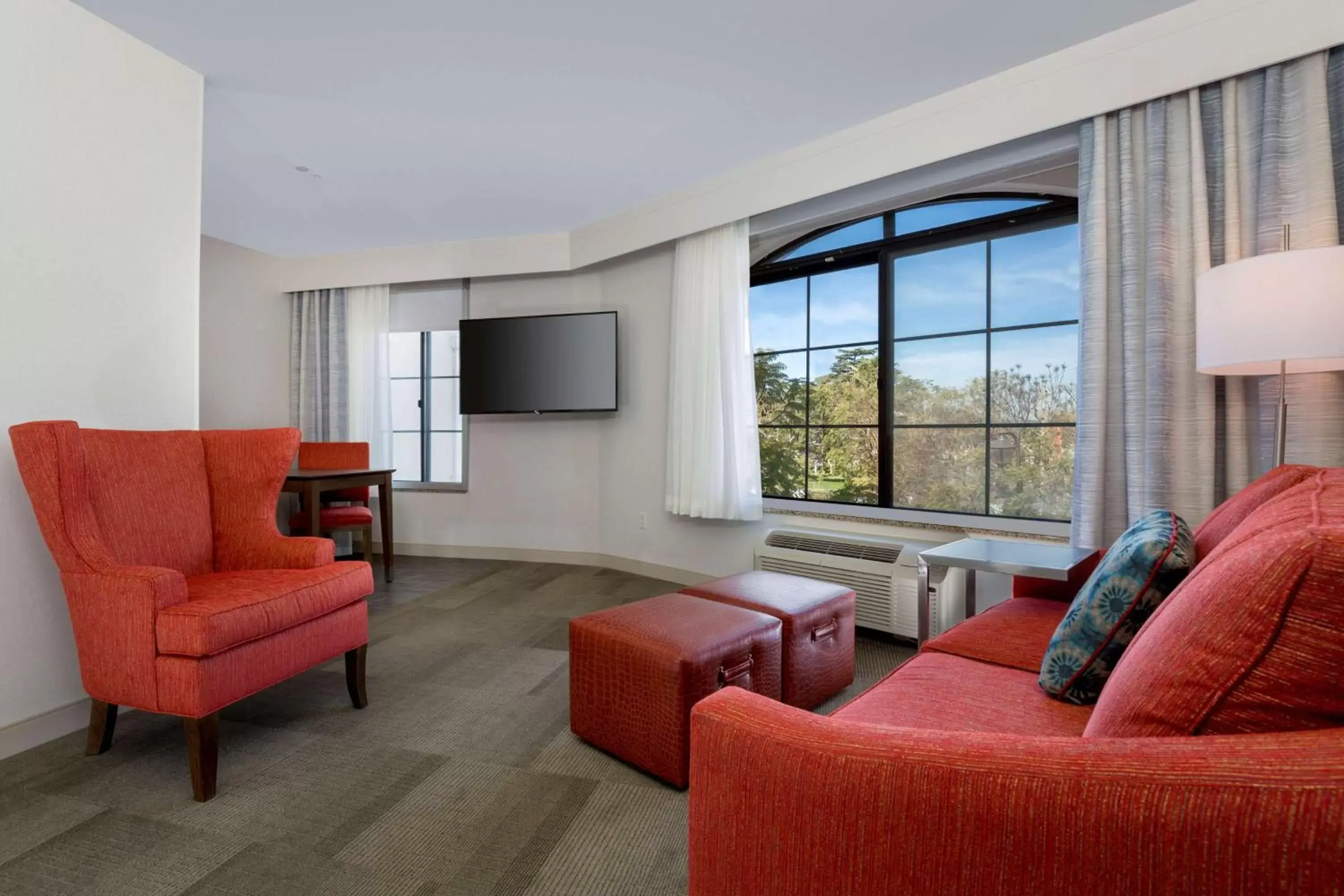 Living room, Seating Area in Hampton Inn Santa Barbara/Goleta