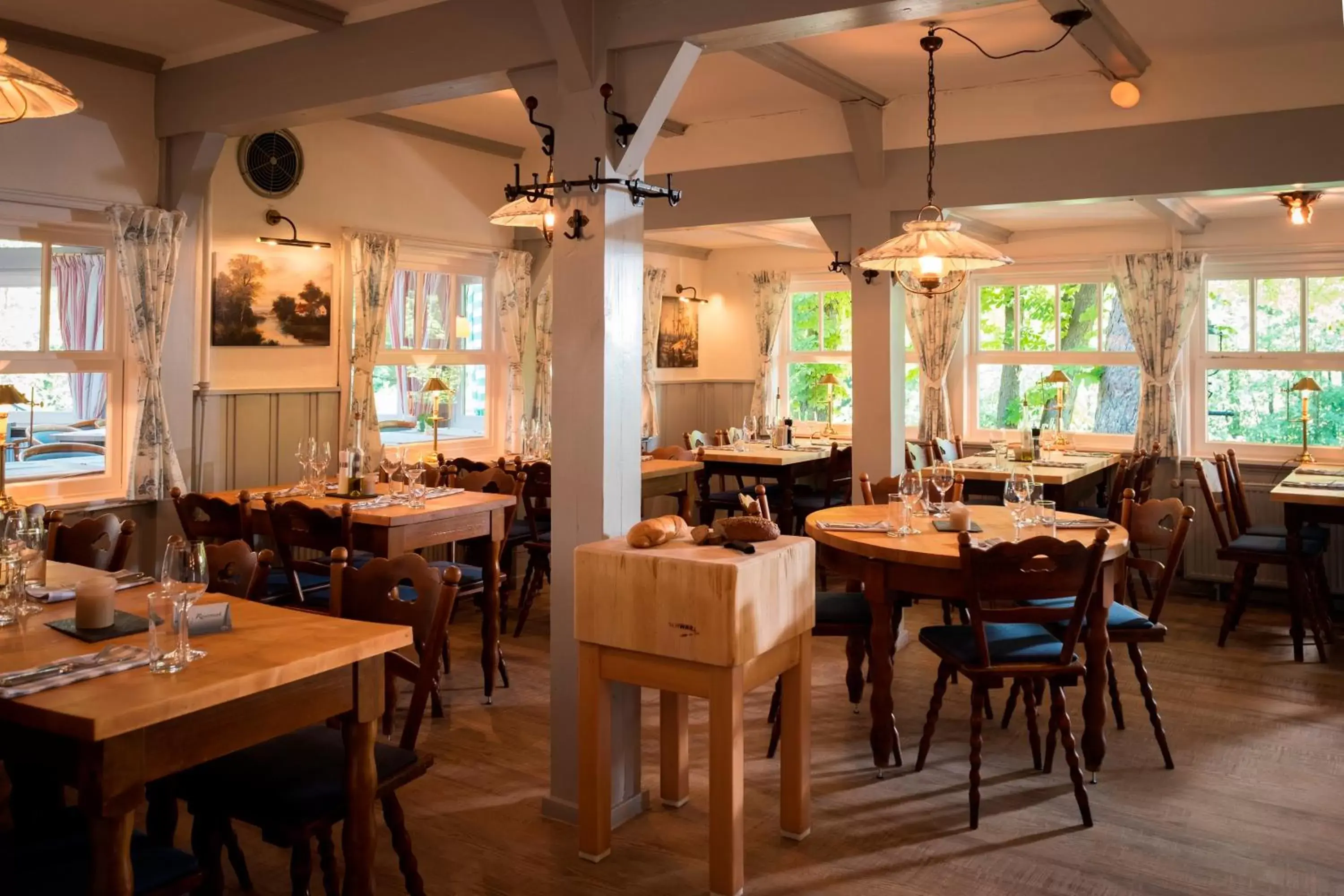 Restaurant/places to eat in Kleinhuis Hotel Mellingburger Schleuse Restaurant/places to eat in Kleinhuis Hotel Mellingburger Schleuse