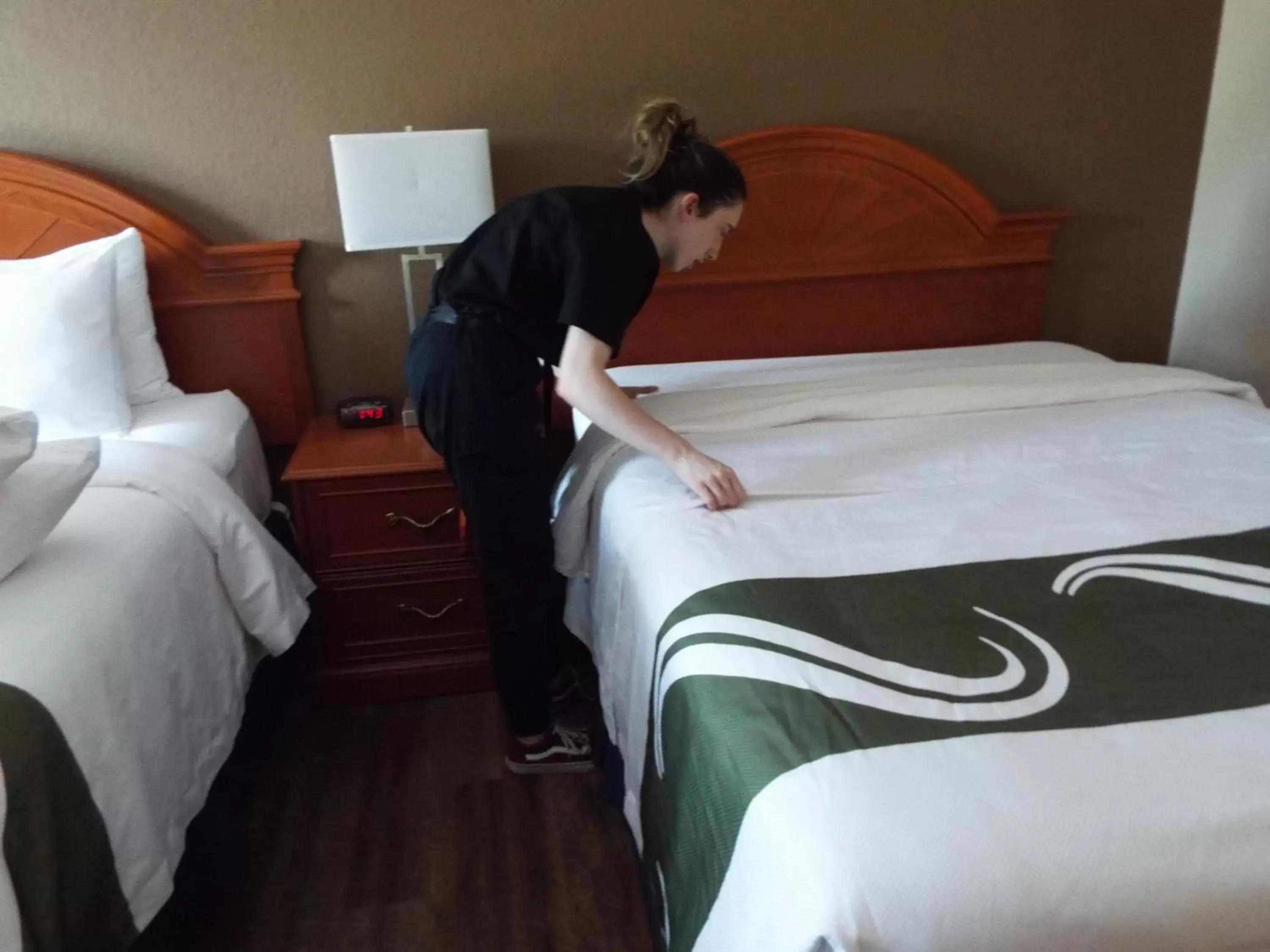 Property building, Bed in Quality Inn Owen Sound