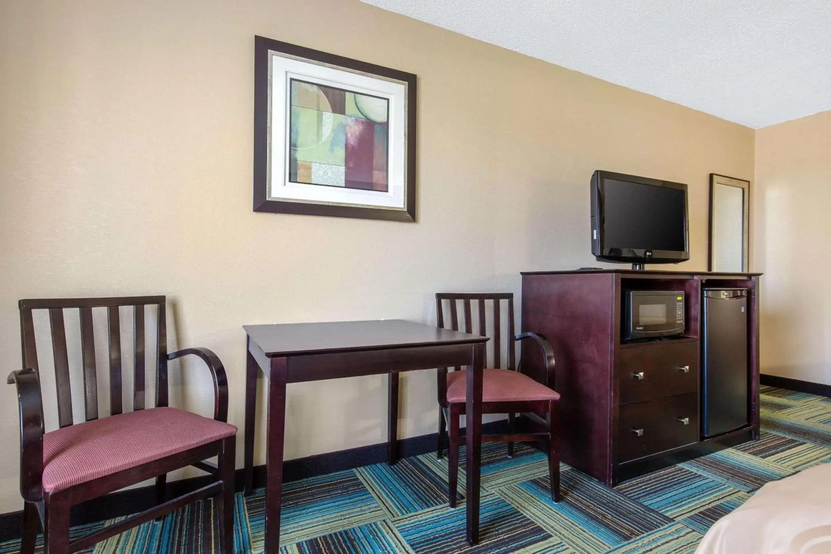 Photo of the whole room, TV/Entertainment Center in Quality Inn & Suites Arnold
