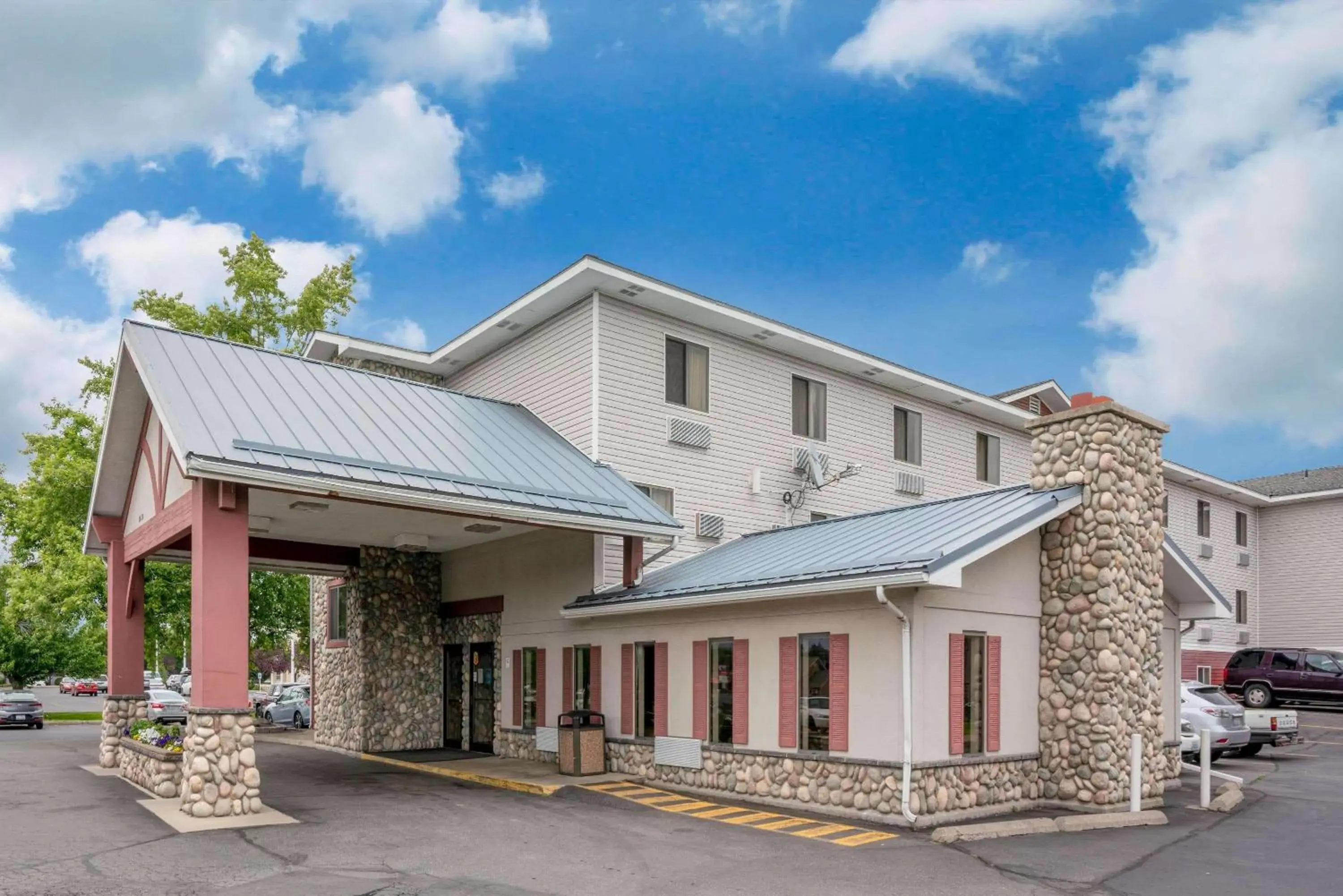 Property building in Super 8 by Wyndham Spokane Valley Property building in Super 8 by Wyndham Spokane Valley