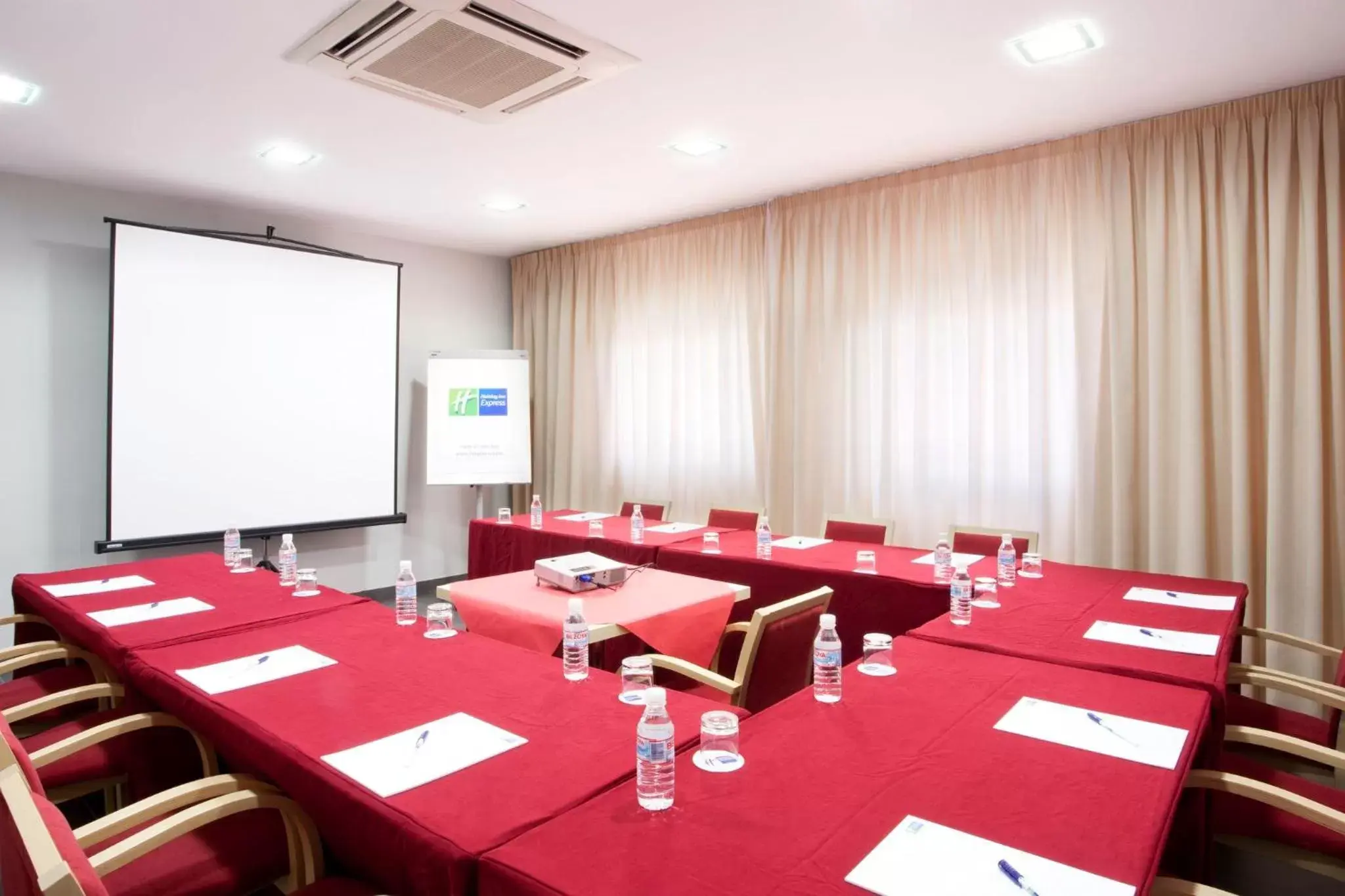 Meeting/conference room, Business Area/Conference Room in Holiday Inn Express Málaga Airport, an IHG Hotel