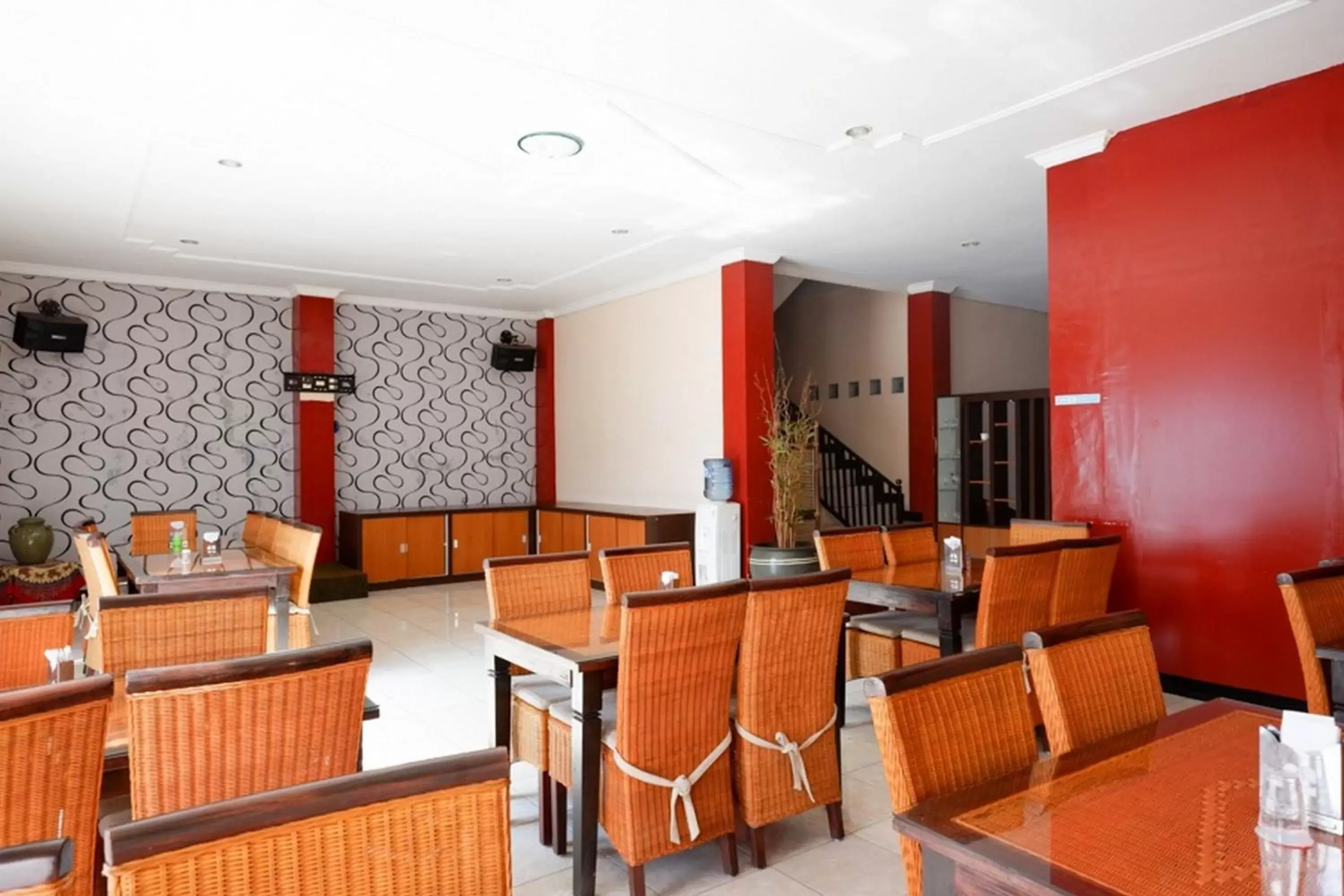 Restaurant/places to eat in RedDoorz Plus near Stadion Wijaya Kusuma Restaurant/places to eat in RedDoorz Plus near Stadion Wijaya Kusuma