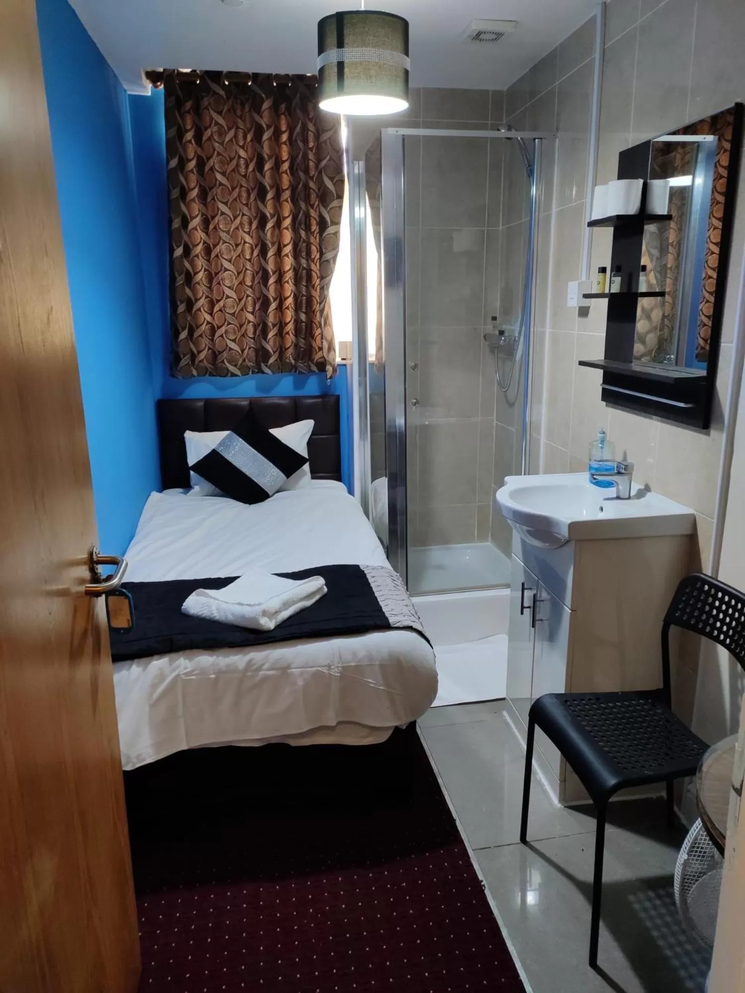 Bedroom, Bed in Pacific Inn London Heathrow