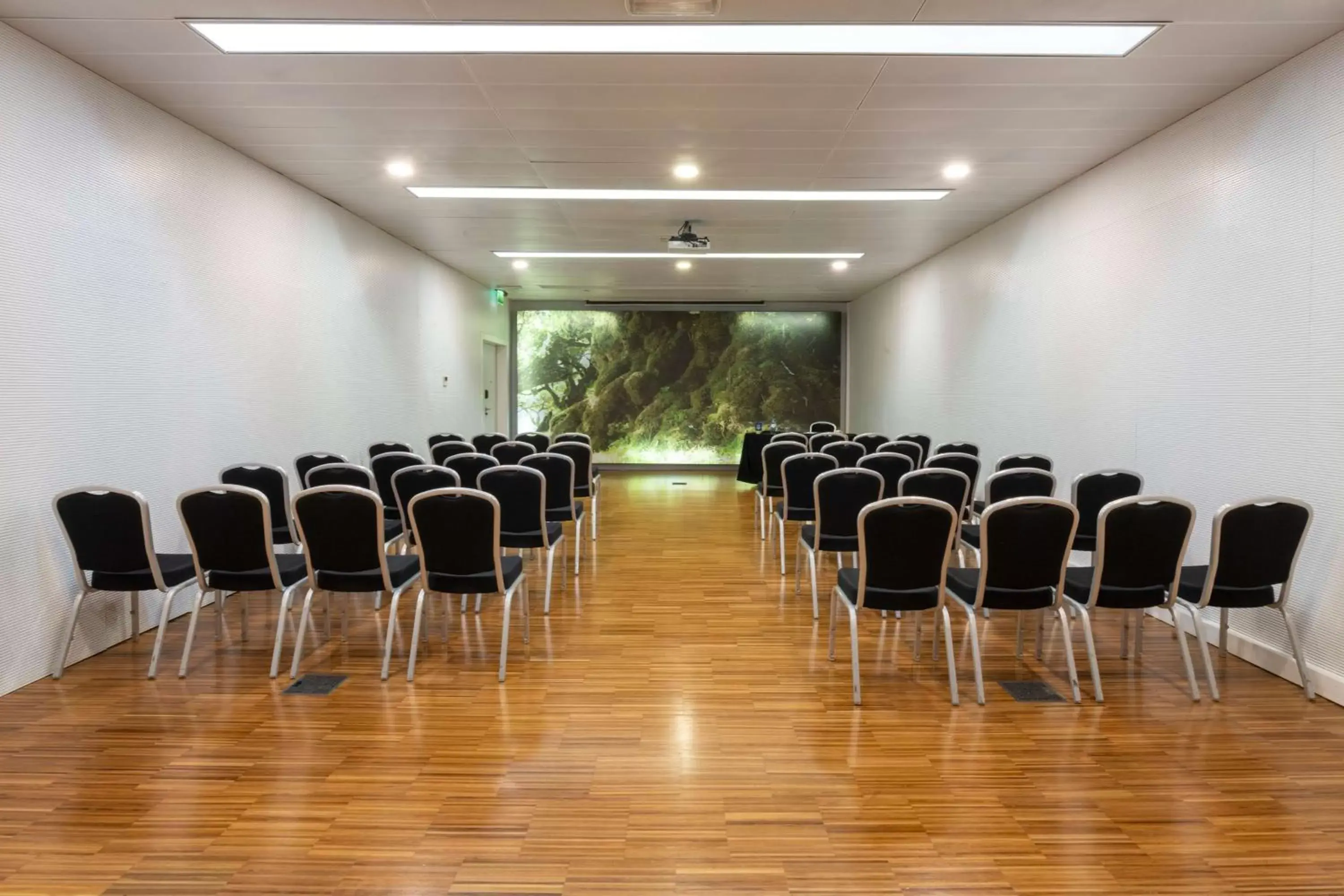 Meeting/conference room in DoubleTree by Hilton Lisbon Fontana Park