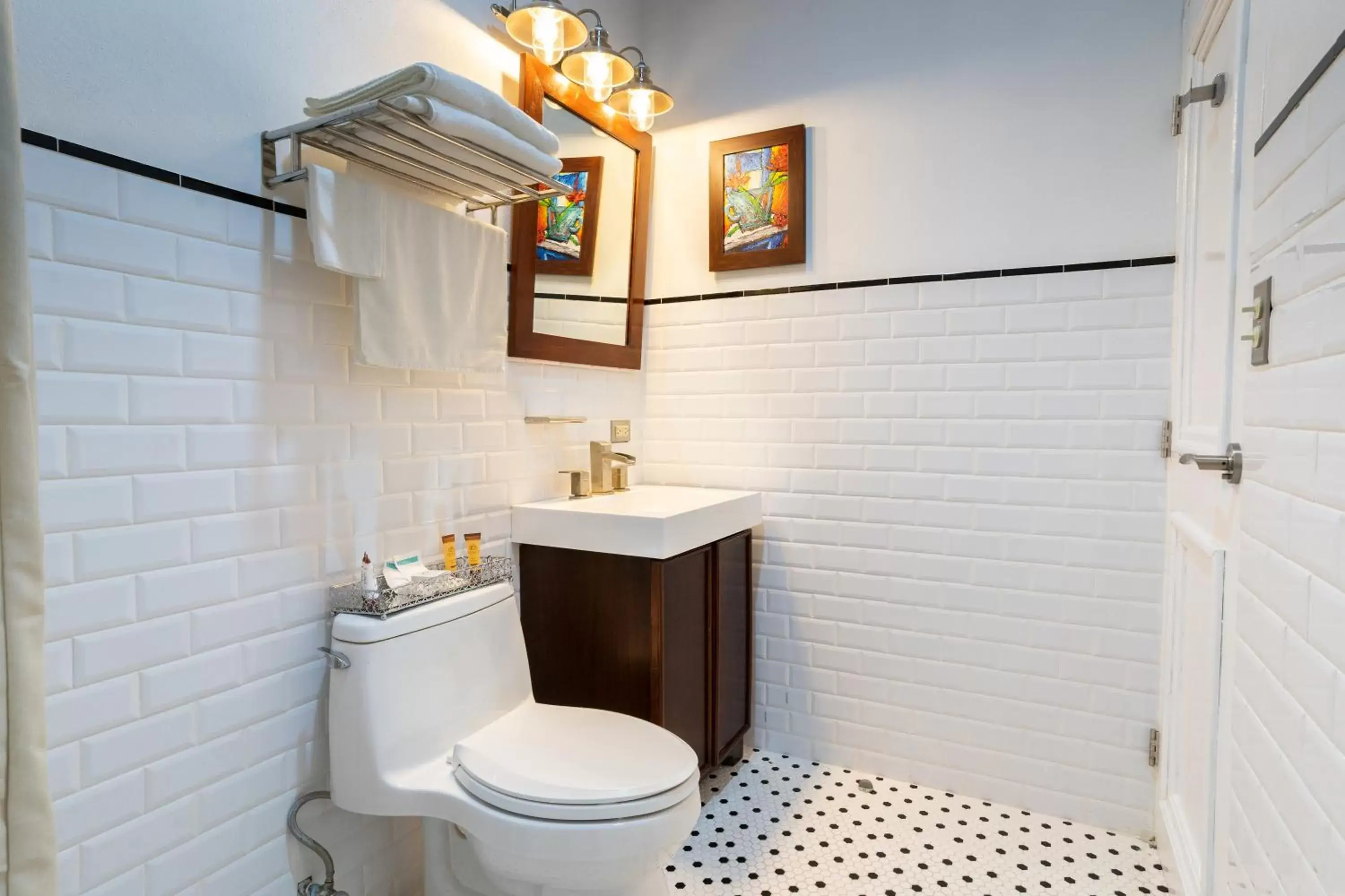 Toilet, Bathroom in Casa Wilson Inn