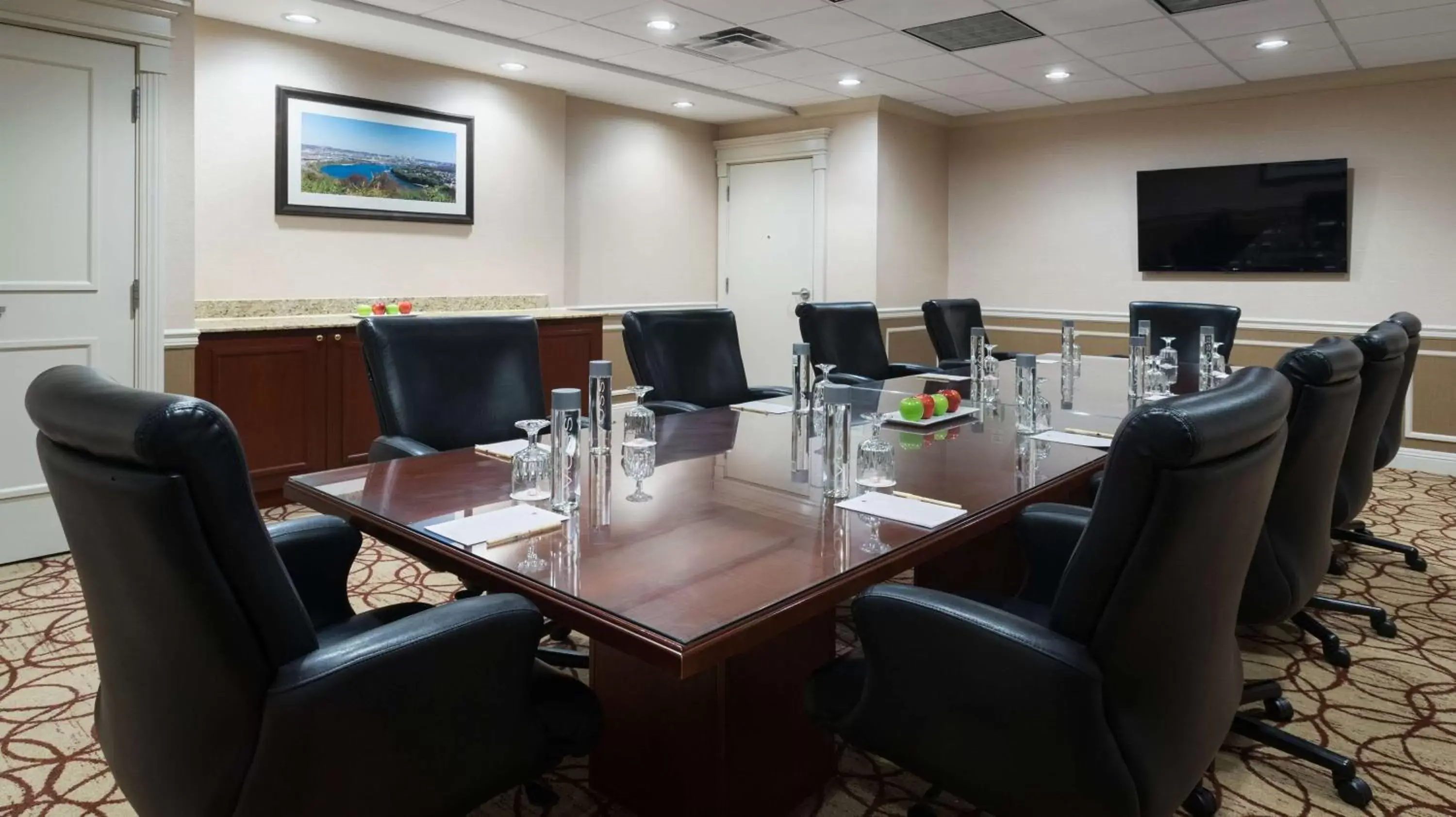 Meeting/conference room in DoubleTree Suites by Hilton Hotel Cincinnati - Blue Ash