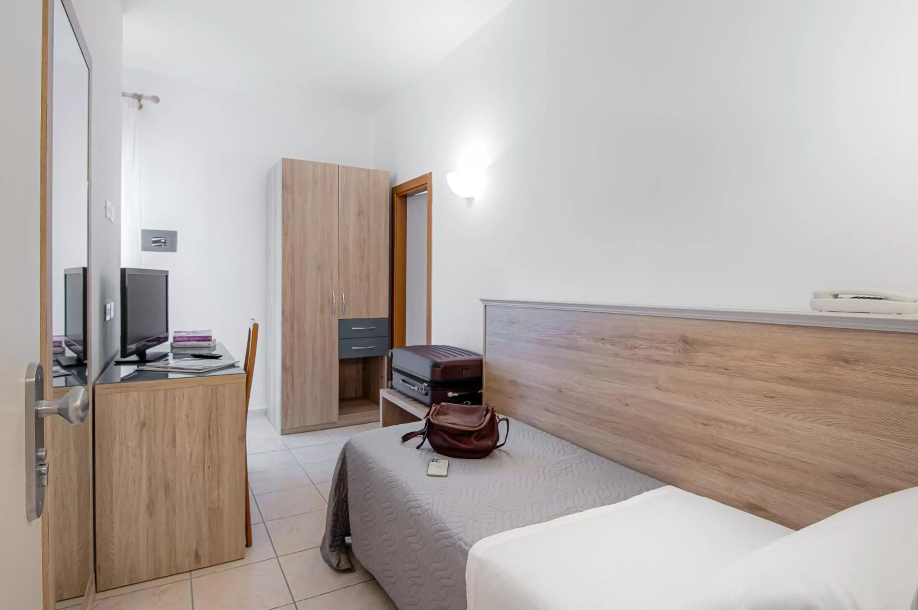 Bed, TV/Entertainment Center in Hotel Adria