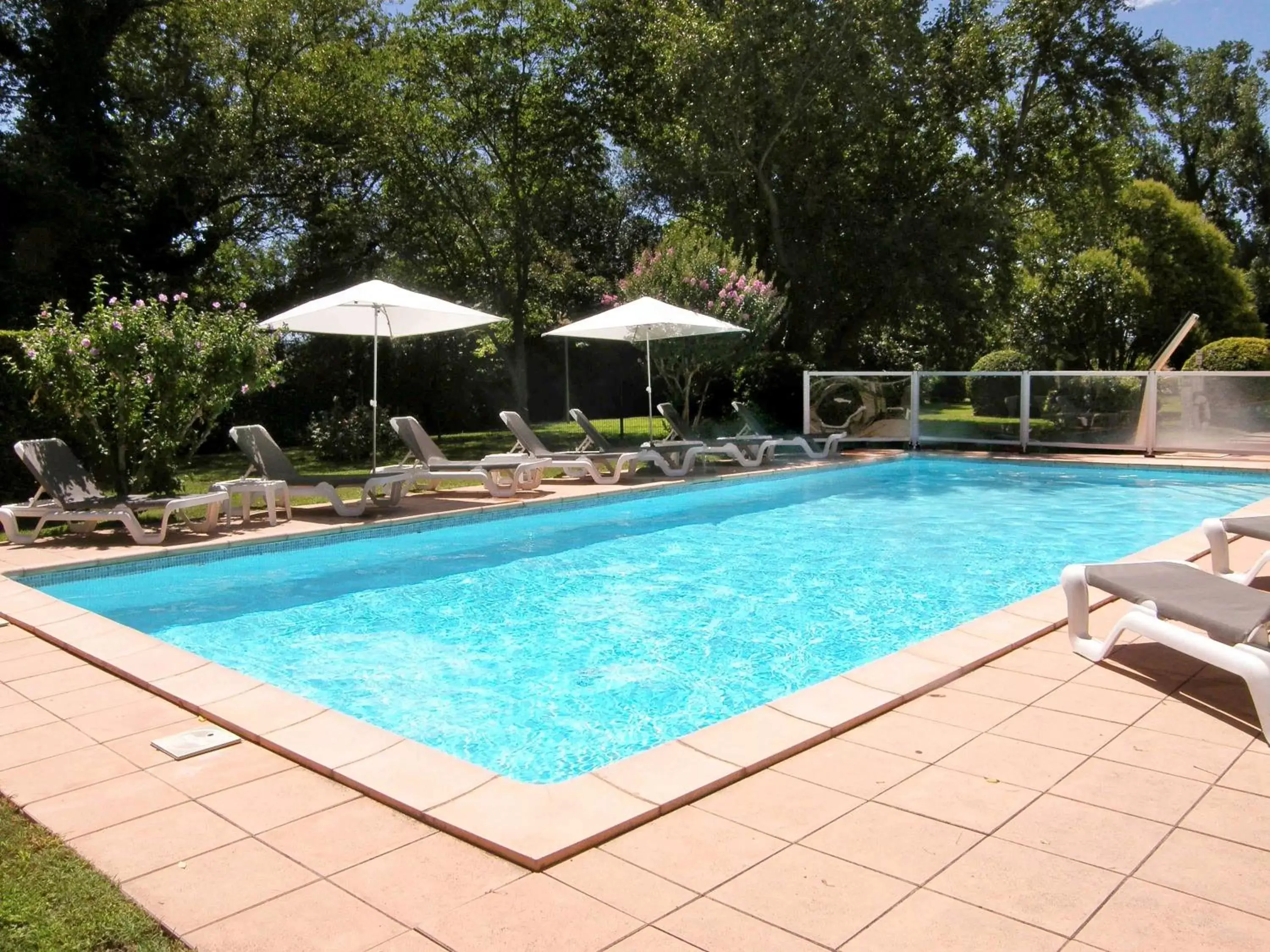 On site, Swimming Pool in Ibis Cavaillon Portes du Luberon