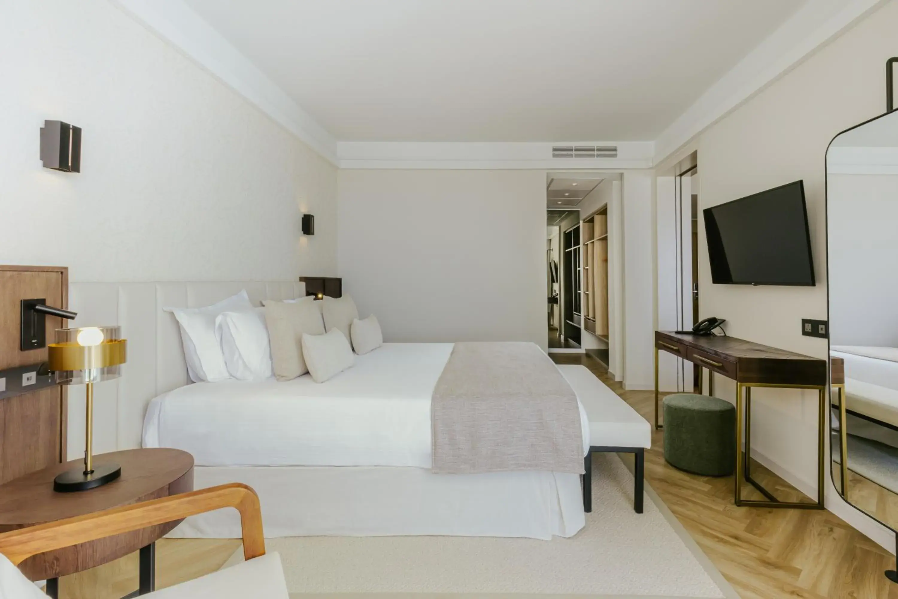 Bedroom, Bed in Golden Coast Beach Hotel