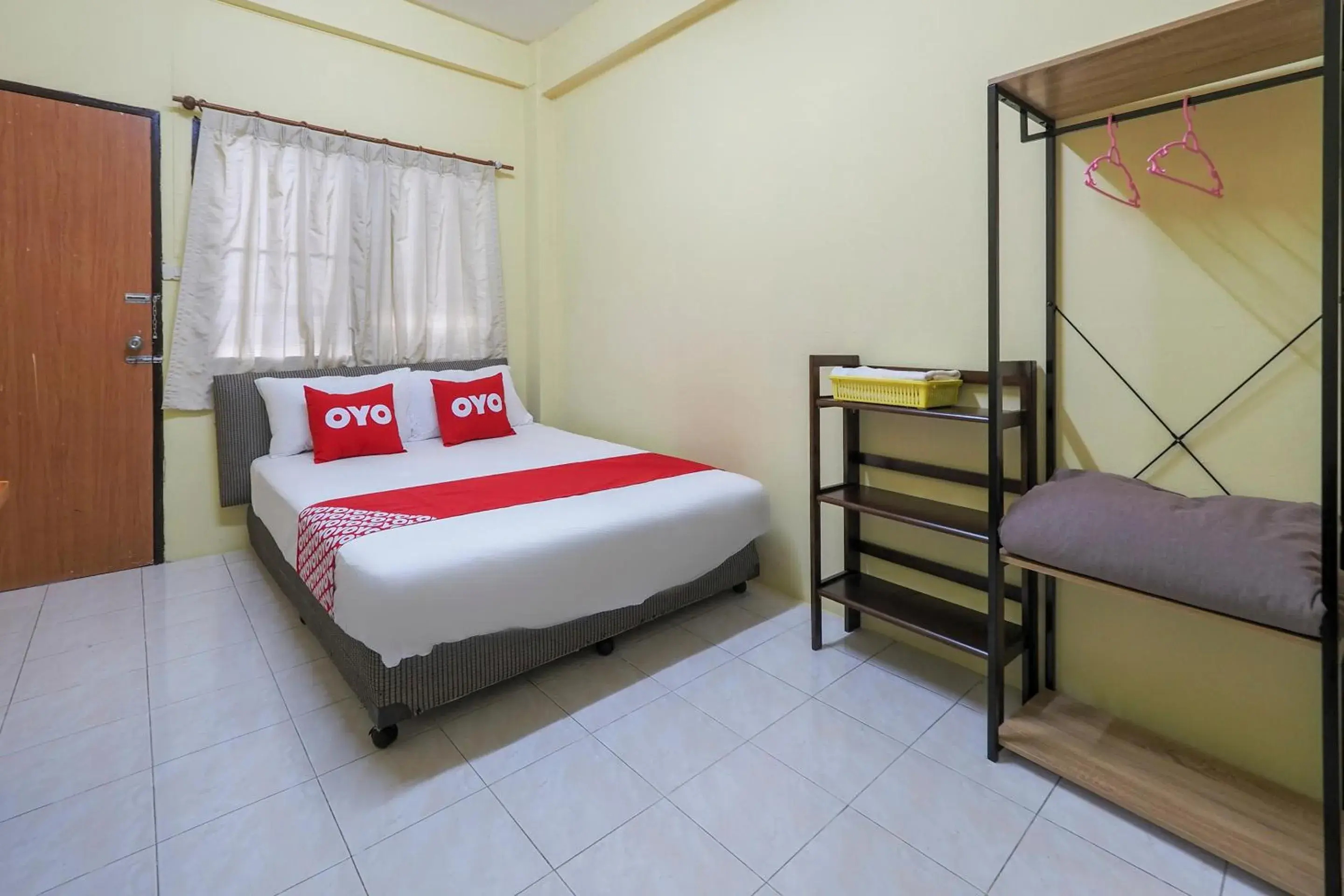 Bedroom in OYO 471 Sunshine Apartment (Vaccinated Staff)