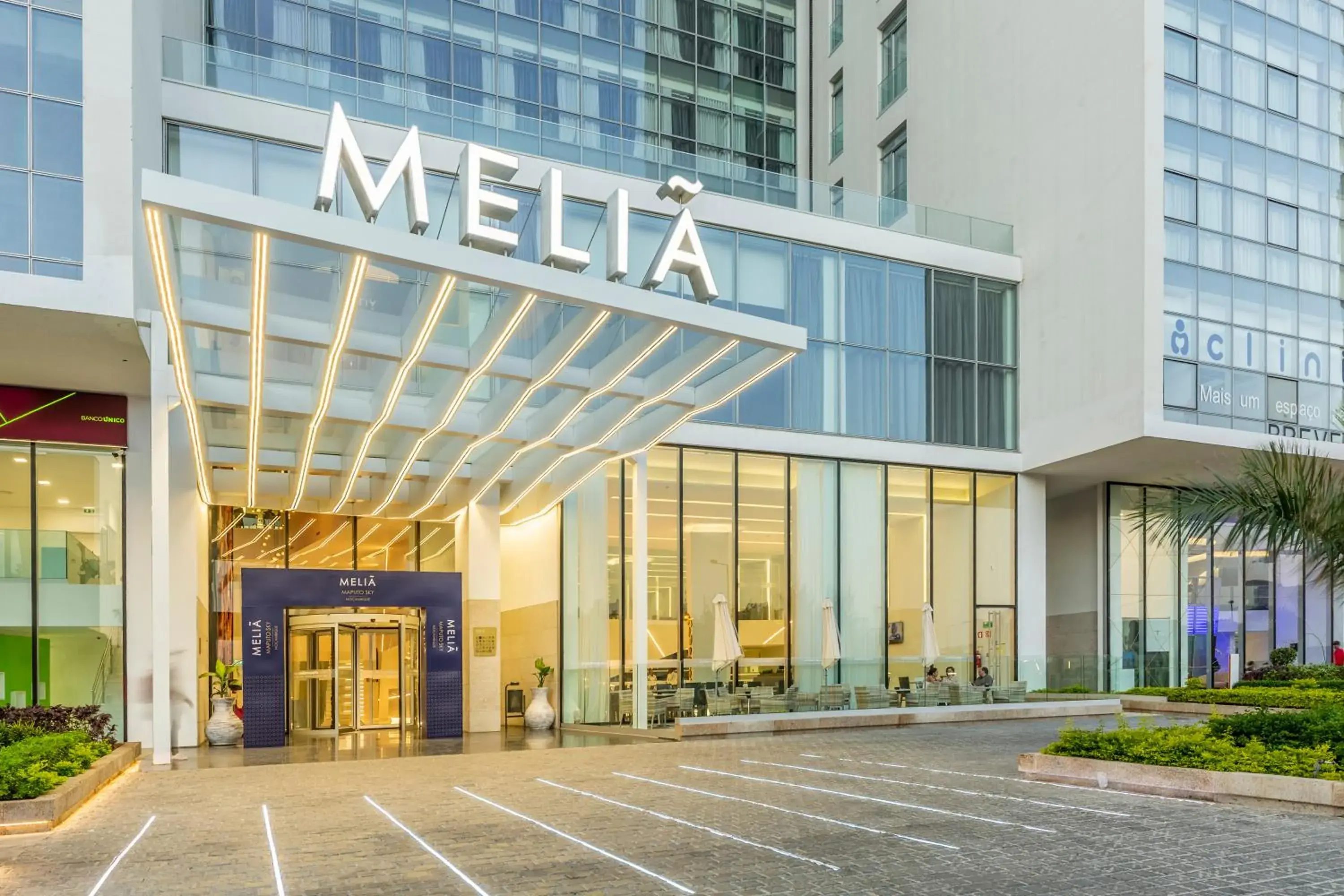 Facade/entrance in Meliá Maputo Sky