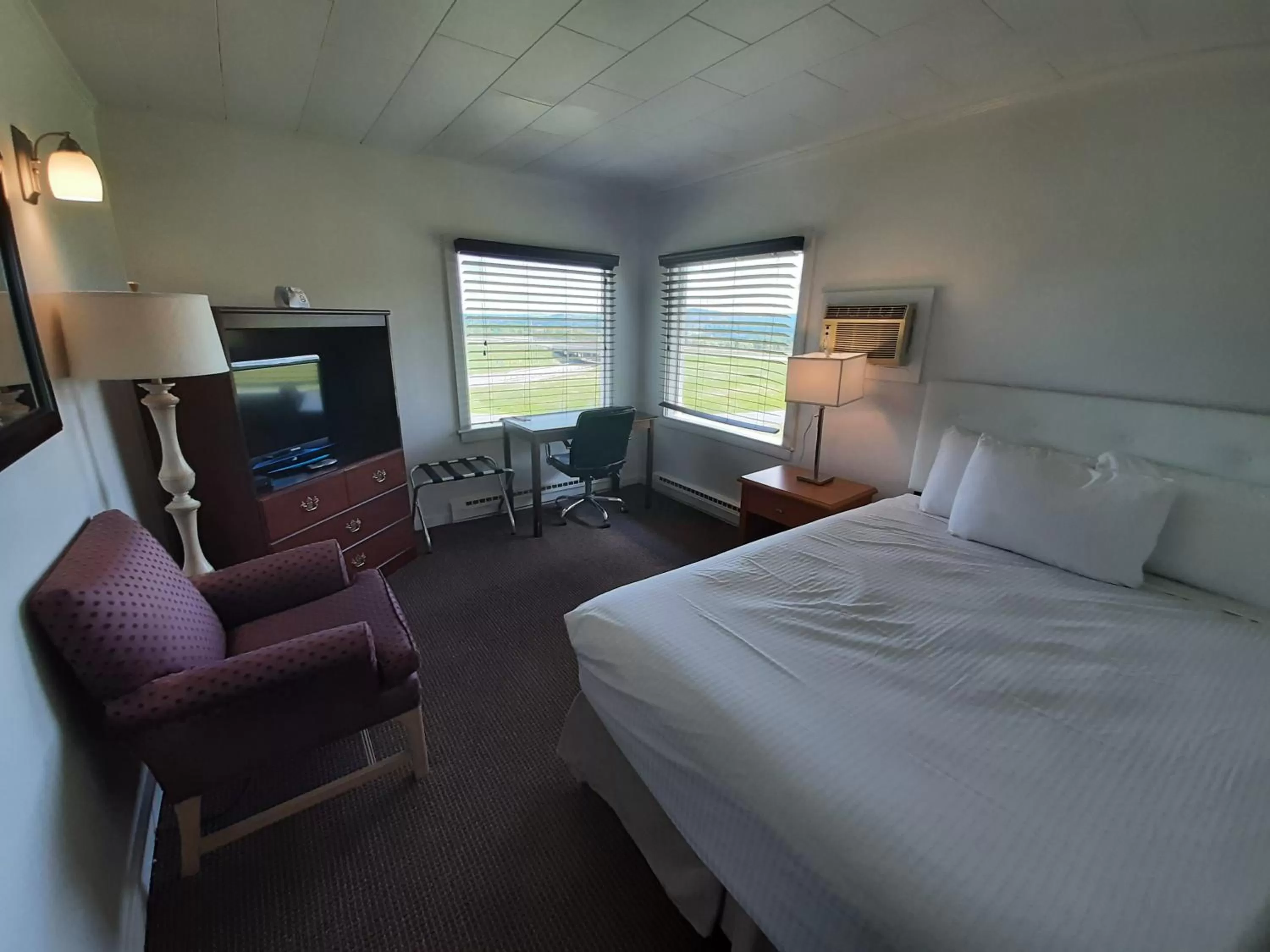 Photo of the whole room, Bed in Howard Johnson by Wyndham Woodstock NB