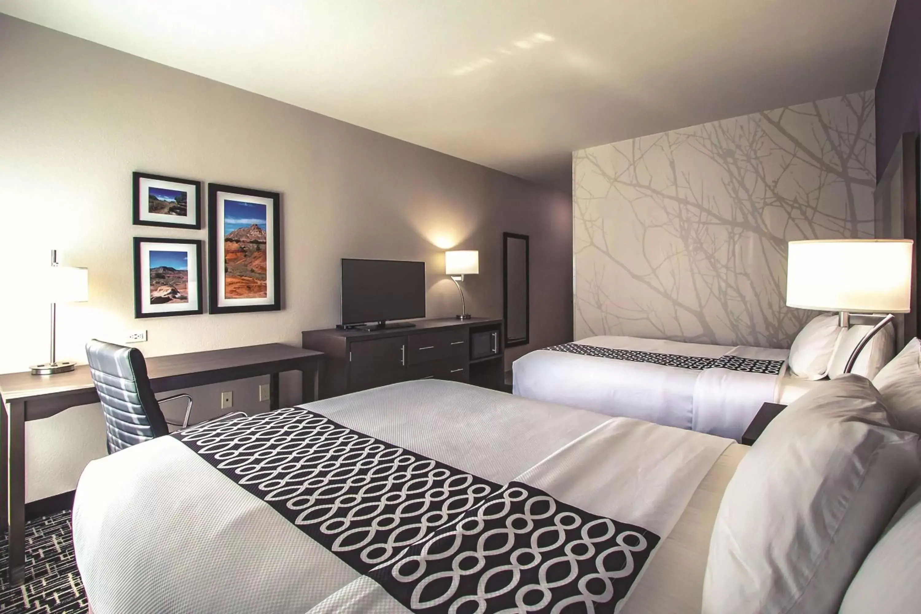 Photo of the whole room, Bed in La Quinta Inn & Suites by Wyndham Pampa