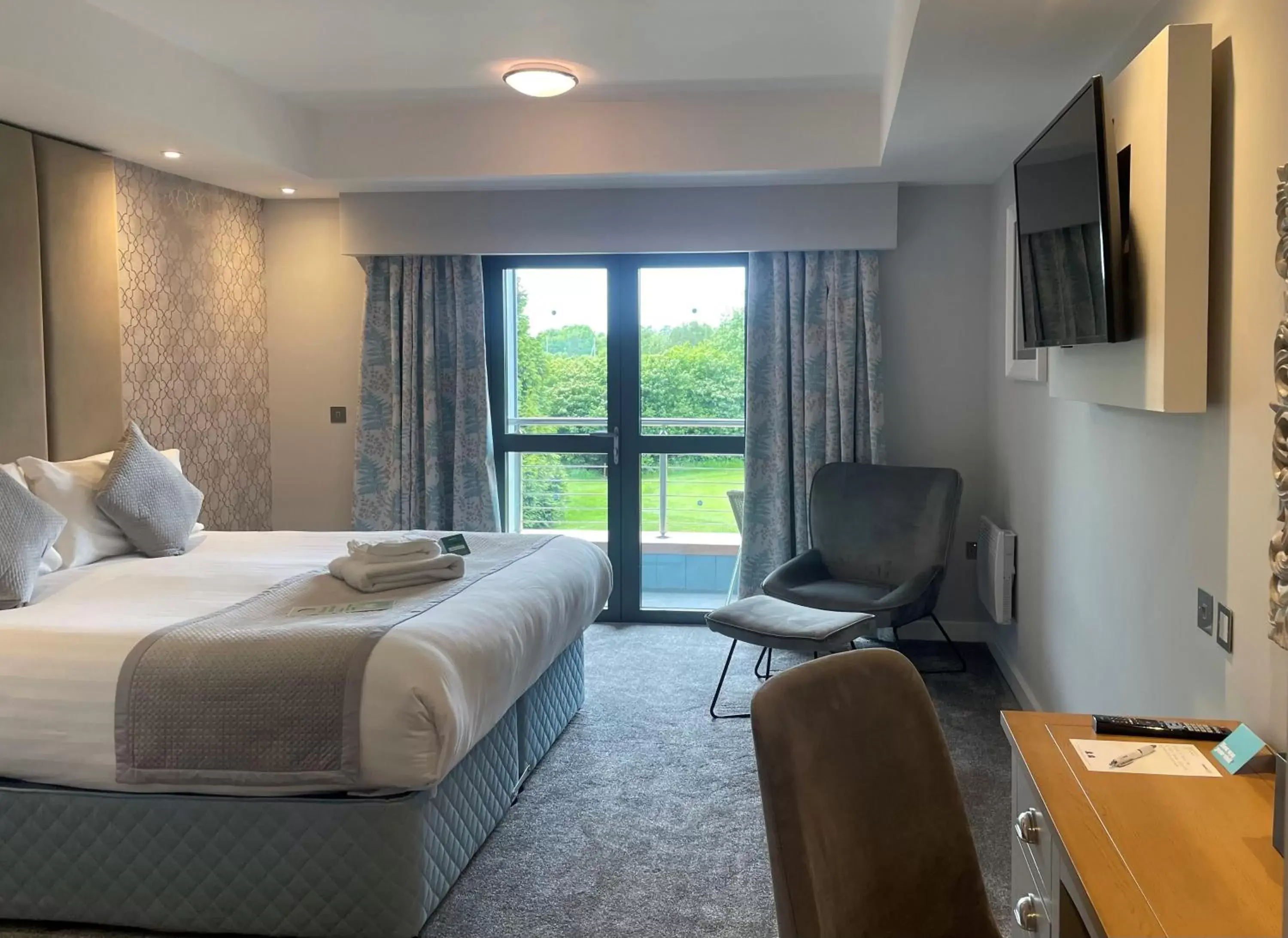 Bedroom, Bed in Boston West Hotel Bedroom, Bed in Boston West Hotel