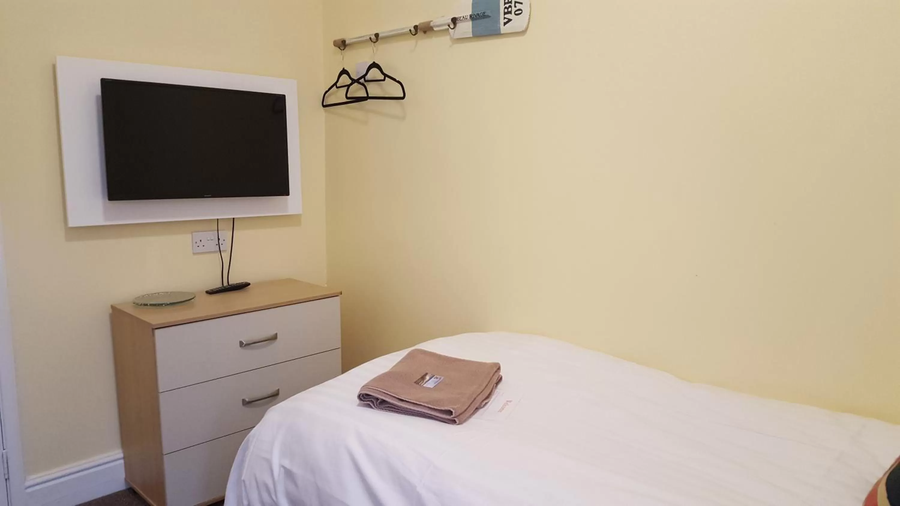 Bed, TV/Entertainment Center in The Beacon Hotel