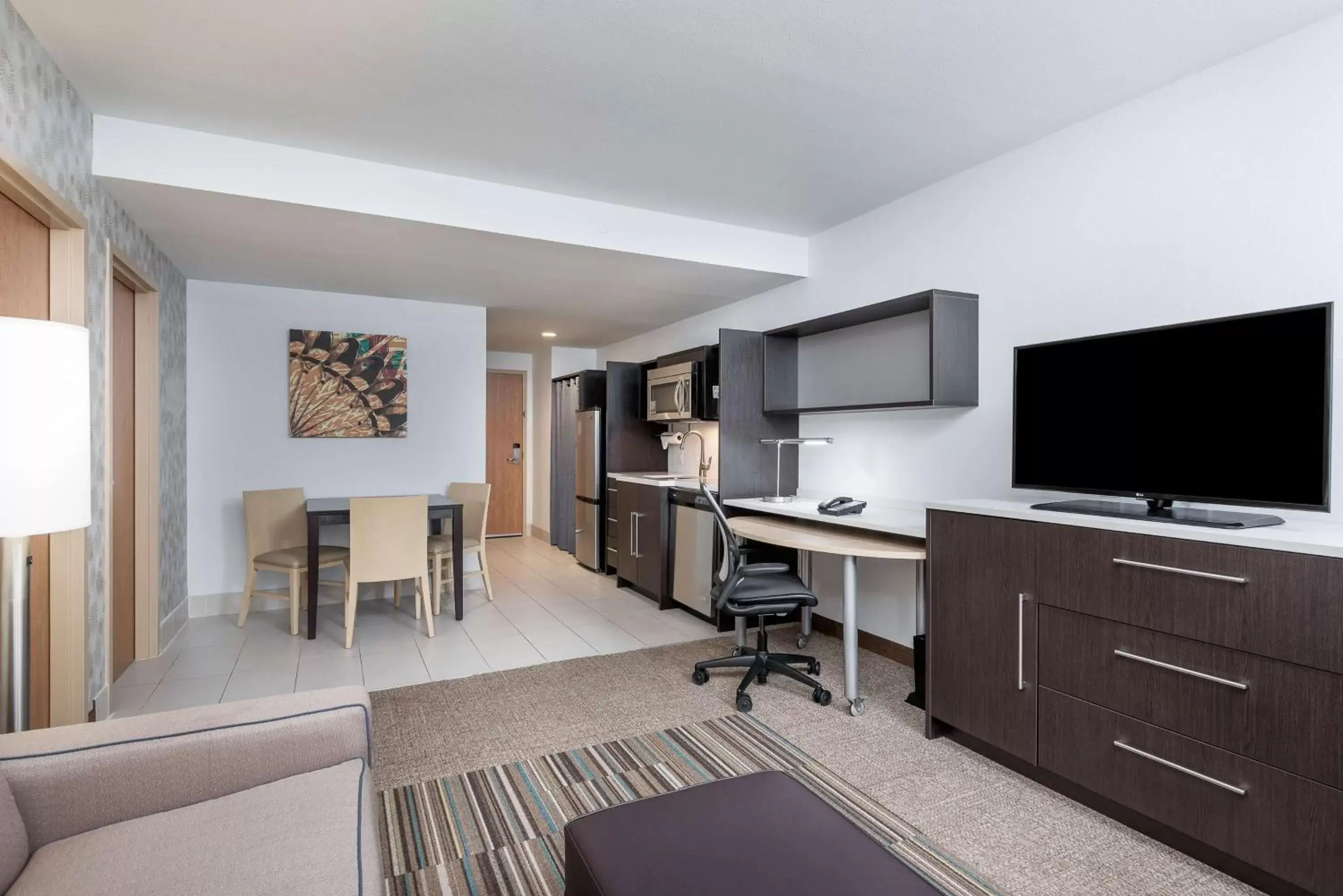 Bedroom, TV/Entertainment Center in Home2 Suites By Hilton Ft. Lauderdale Airport-Cruise Port