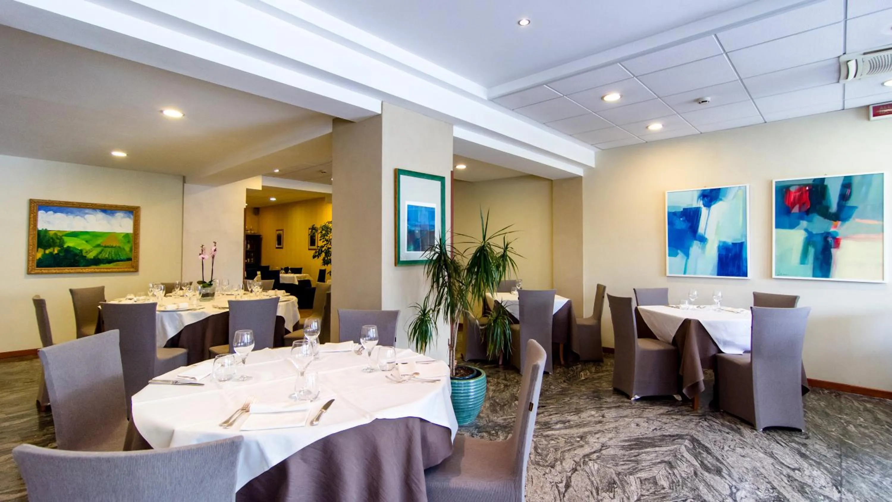 Restaurant/places to eat in Hotel Concorde