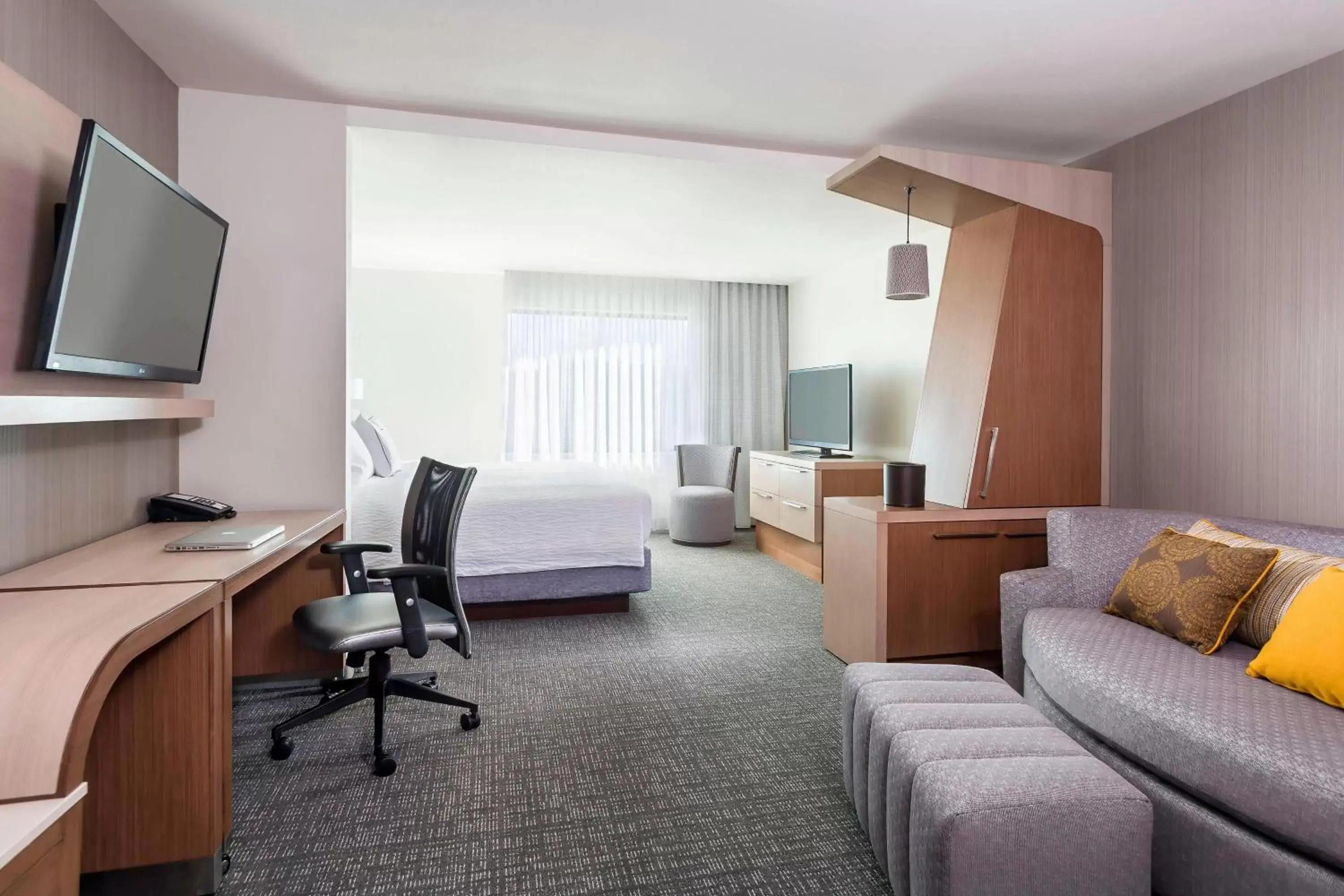 Bedroom, Seating Area in Courtyard by Marriott Stafford Quantico