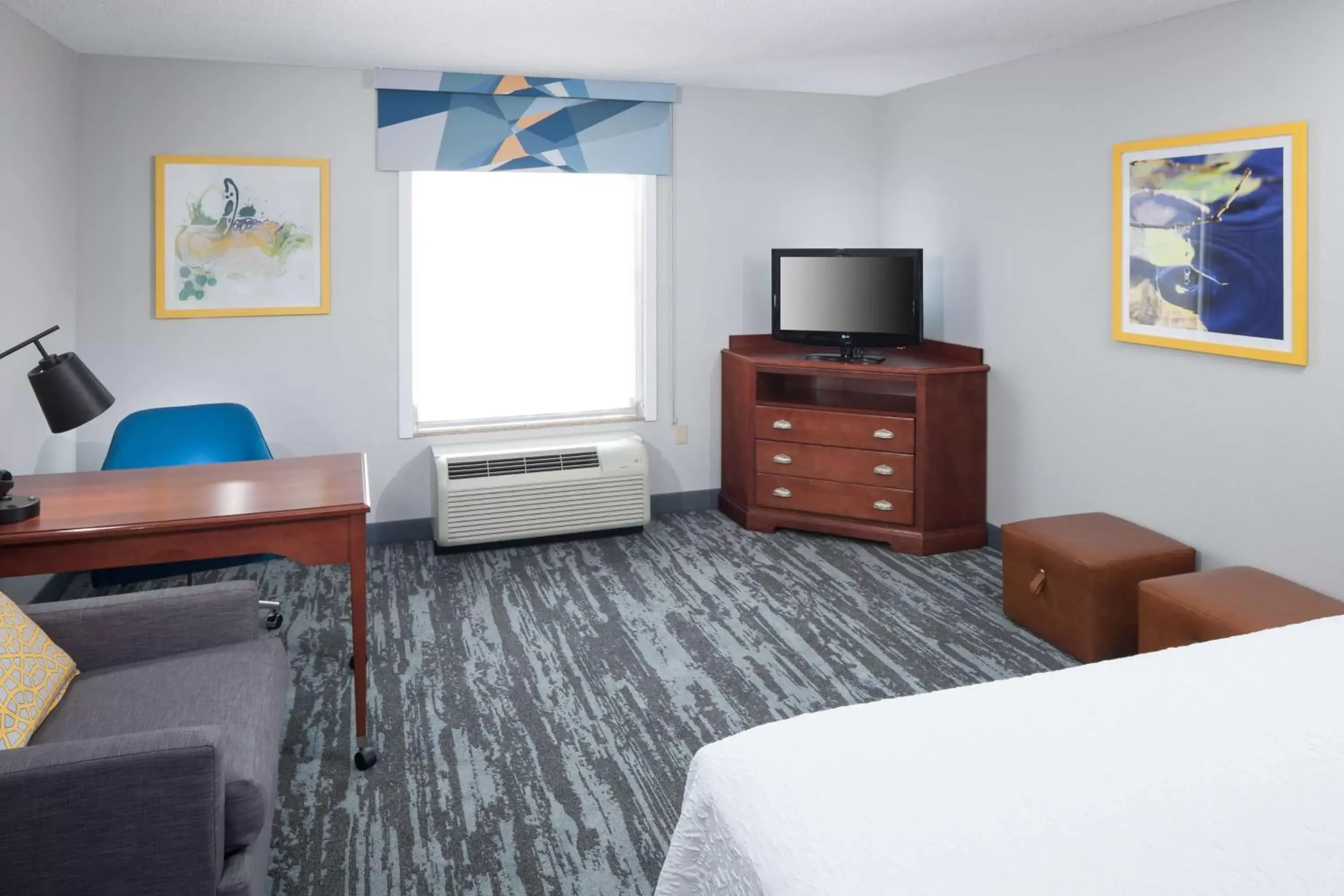 Bedroom, TV/Entertainment Center in Hampton Inn & Suites Jackson