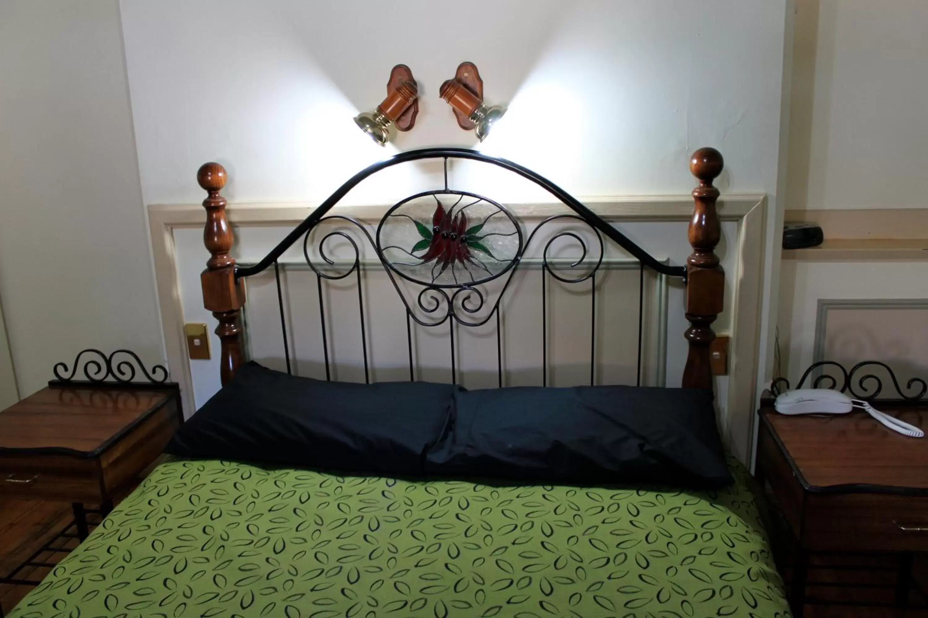 Decorative detail, Bed in The Lodge Outback Motel