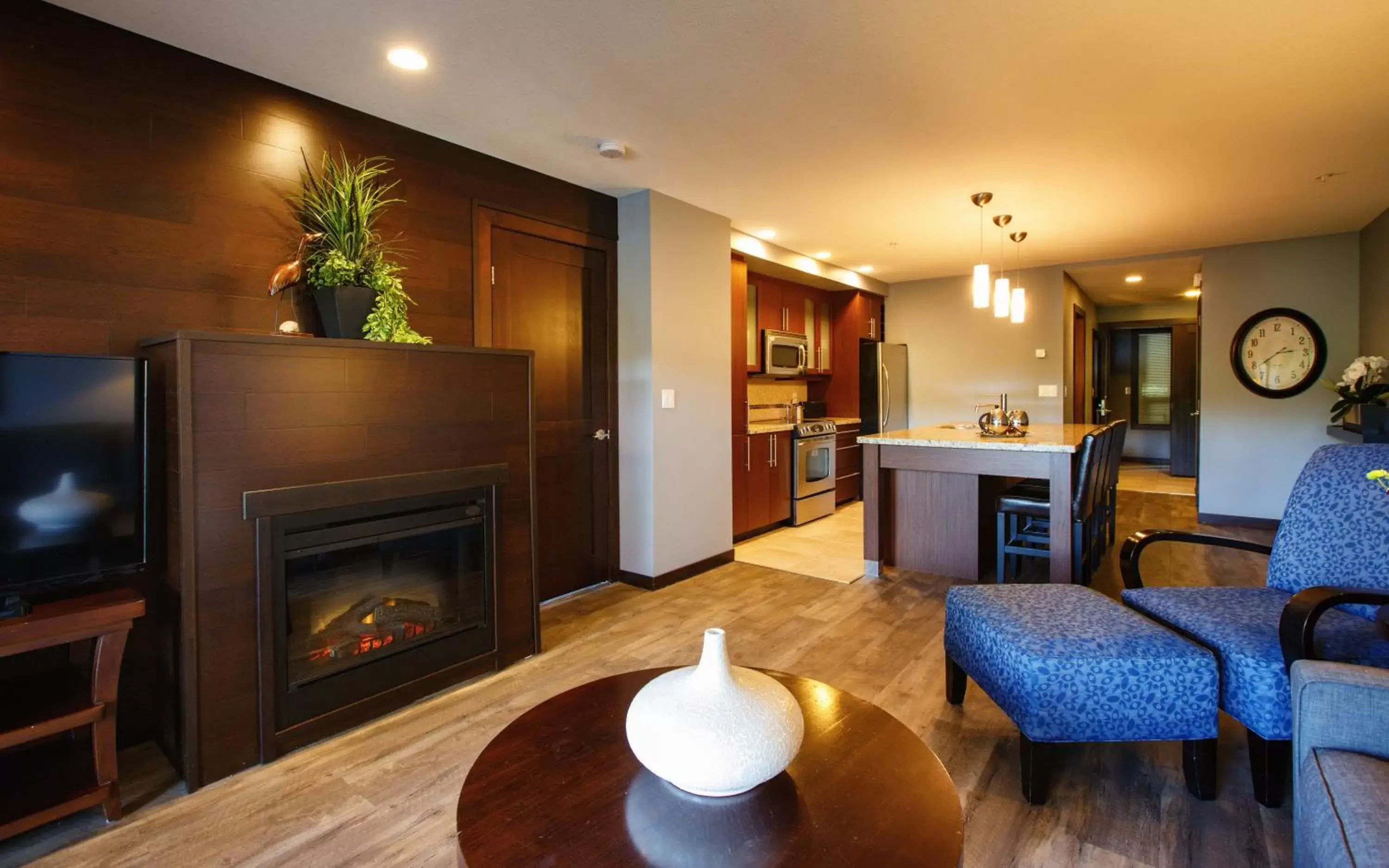 Living room, TV/Entertainment Center in Sunrise Ridge Waterfront Resort