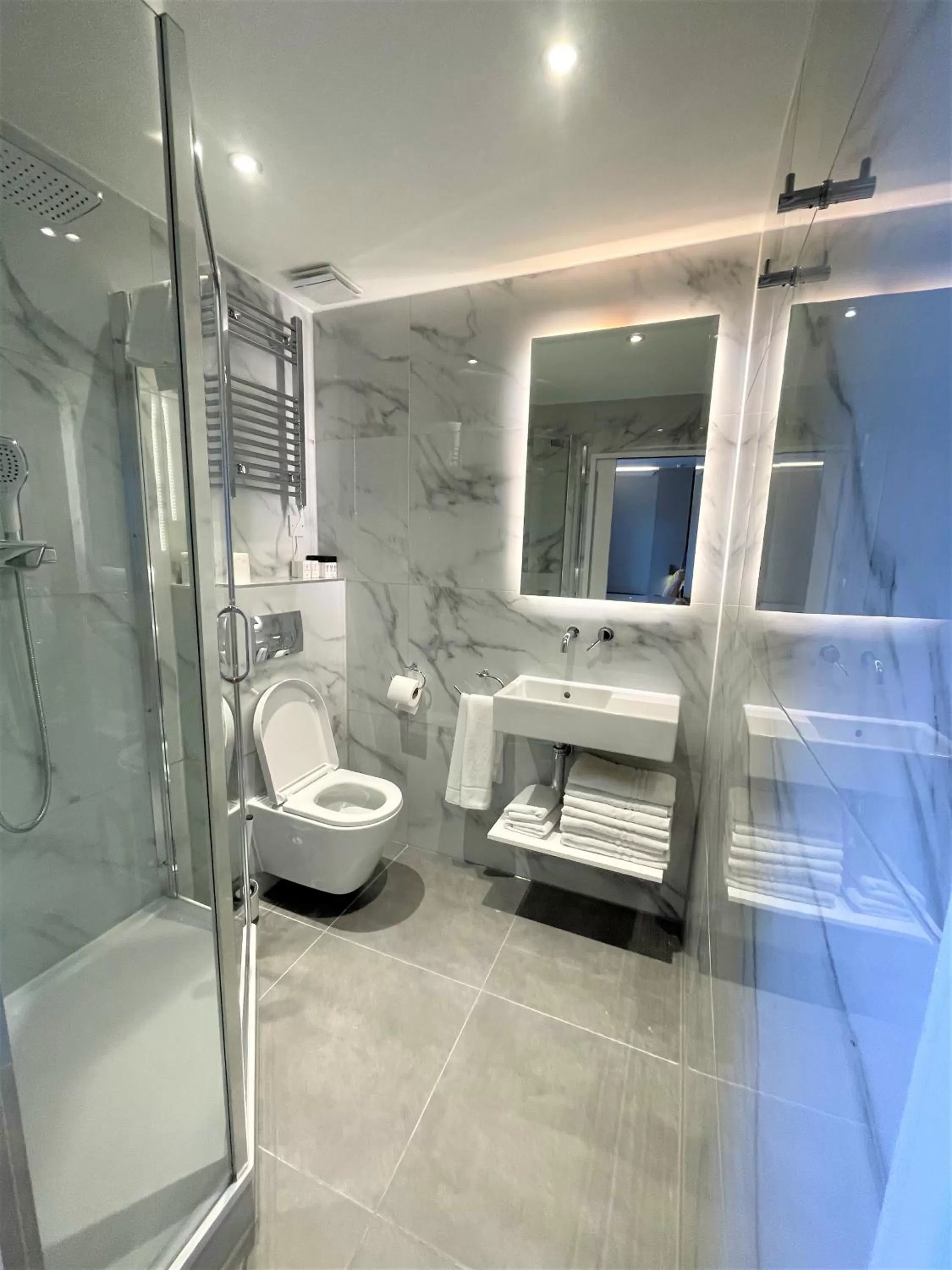 Bathroom in West End Lane II