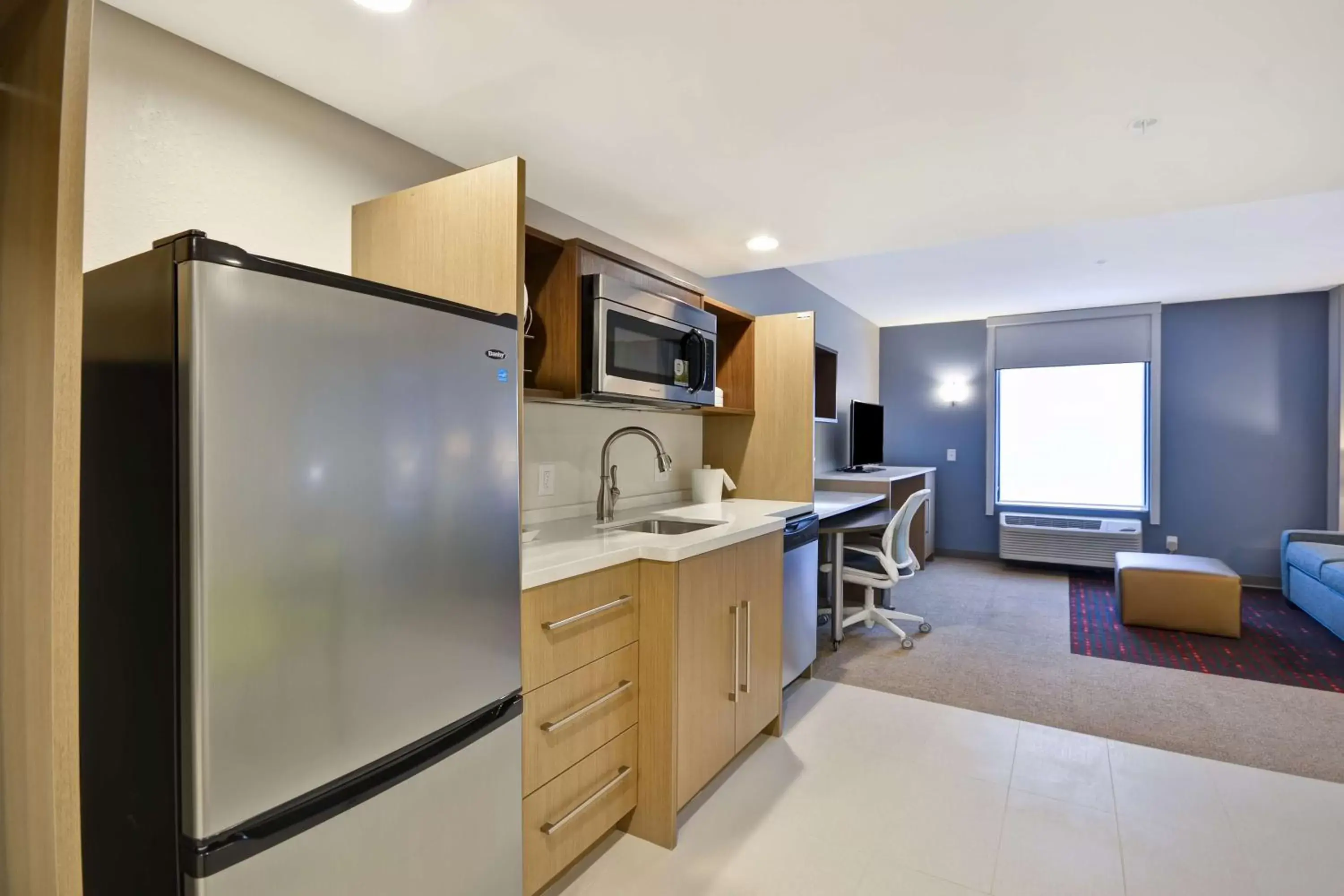 Bedroom, Kitchen/Kitchenette in Home2 Suites By Hilton Columbus Airport East Broad