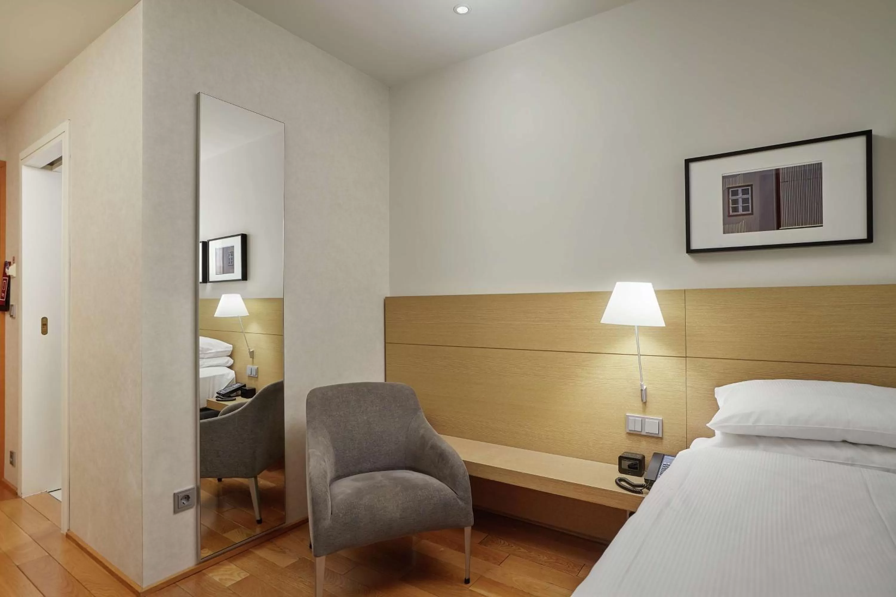 Living room, Bed in Hilton Reykjavik Nordica