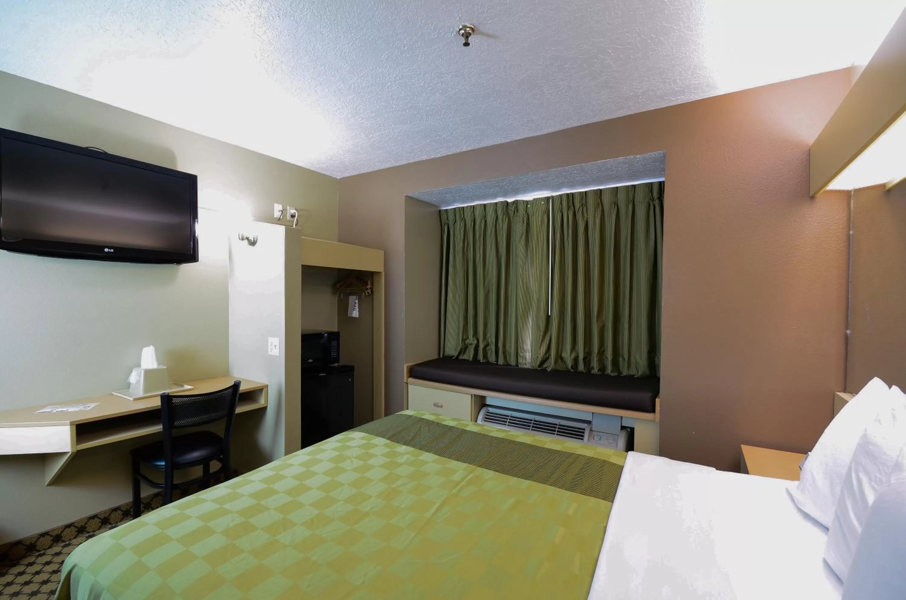 Bed in Desert Inn Tucumcari