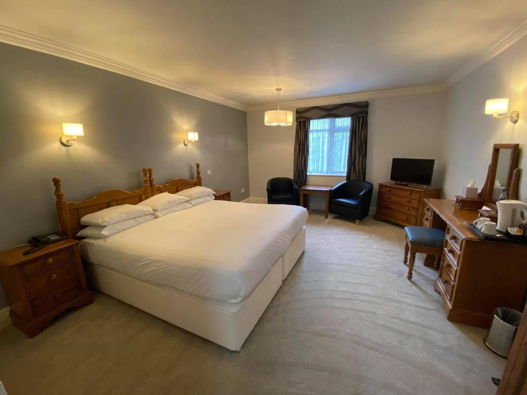 Bedroom, Bed in Cave Castle Hotel