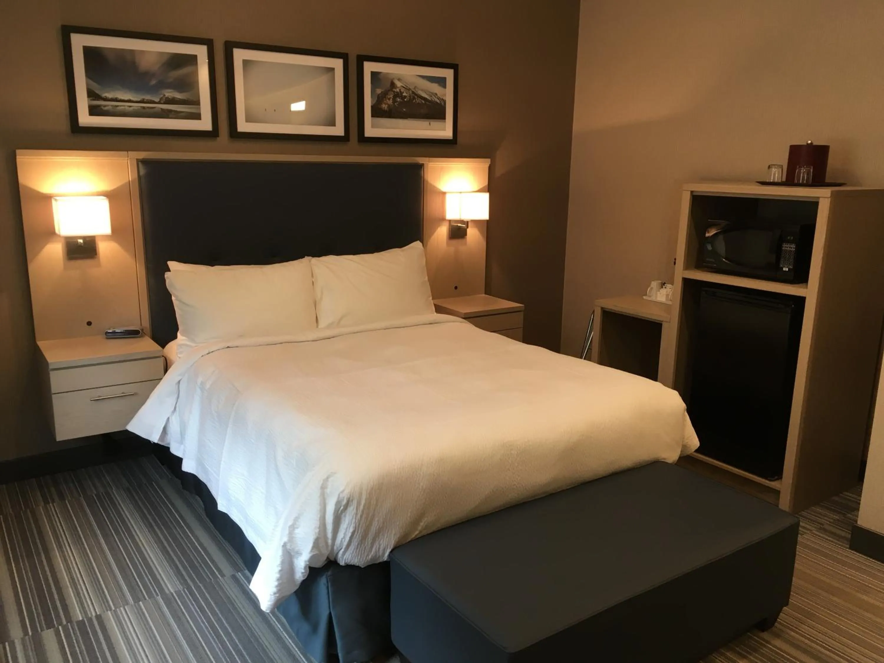 Photo of the whole room, Bed in Mountaineer Lodge