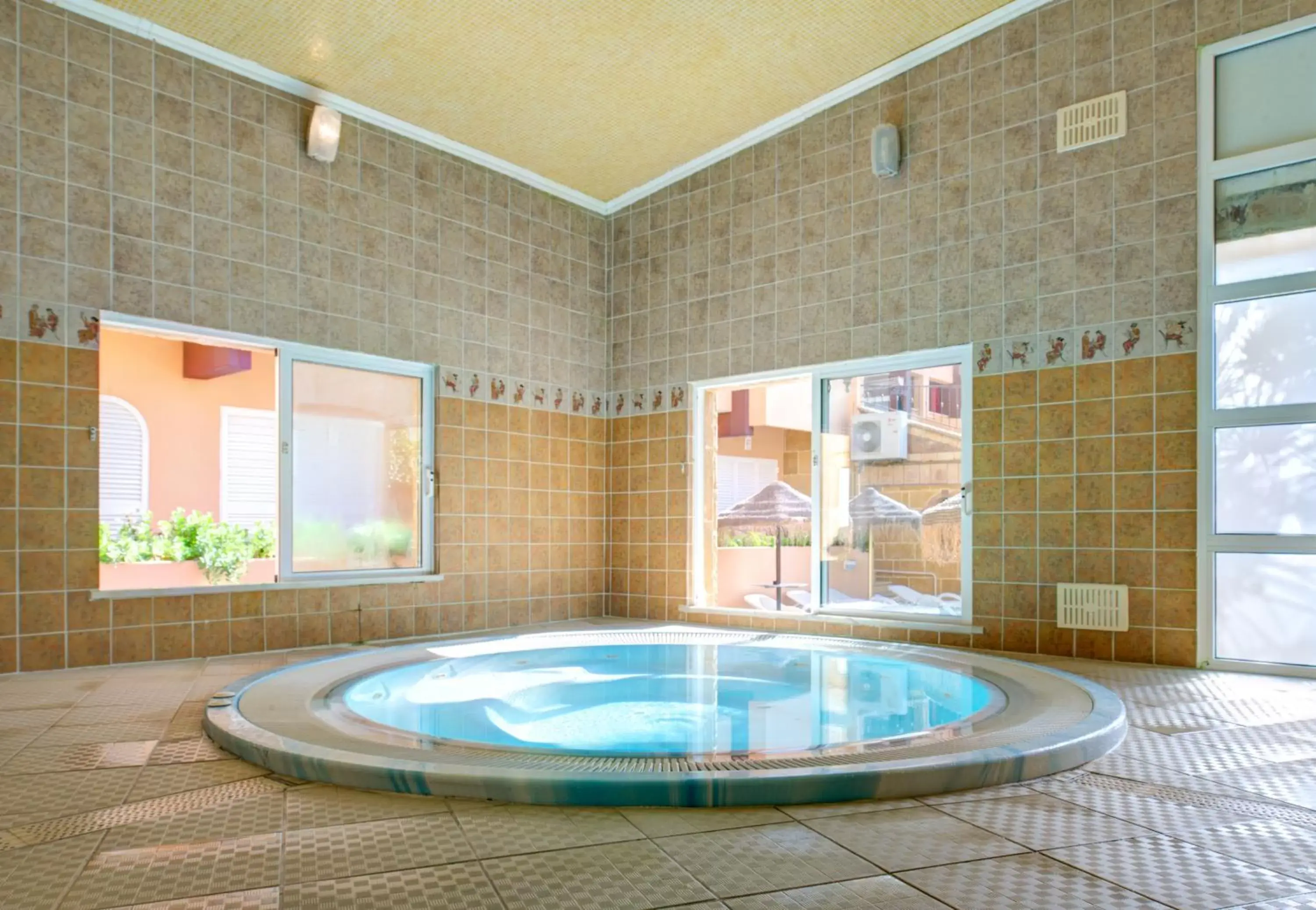 Hot Tub, Swimming Pool in Choromar Apartments