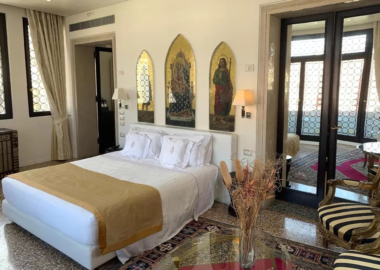 Photo of the whole room, Bed in Ca' Nigra Lagoon Resort