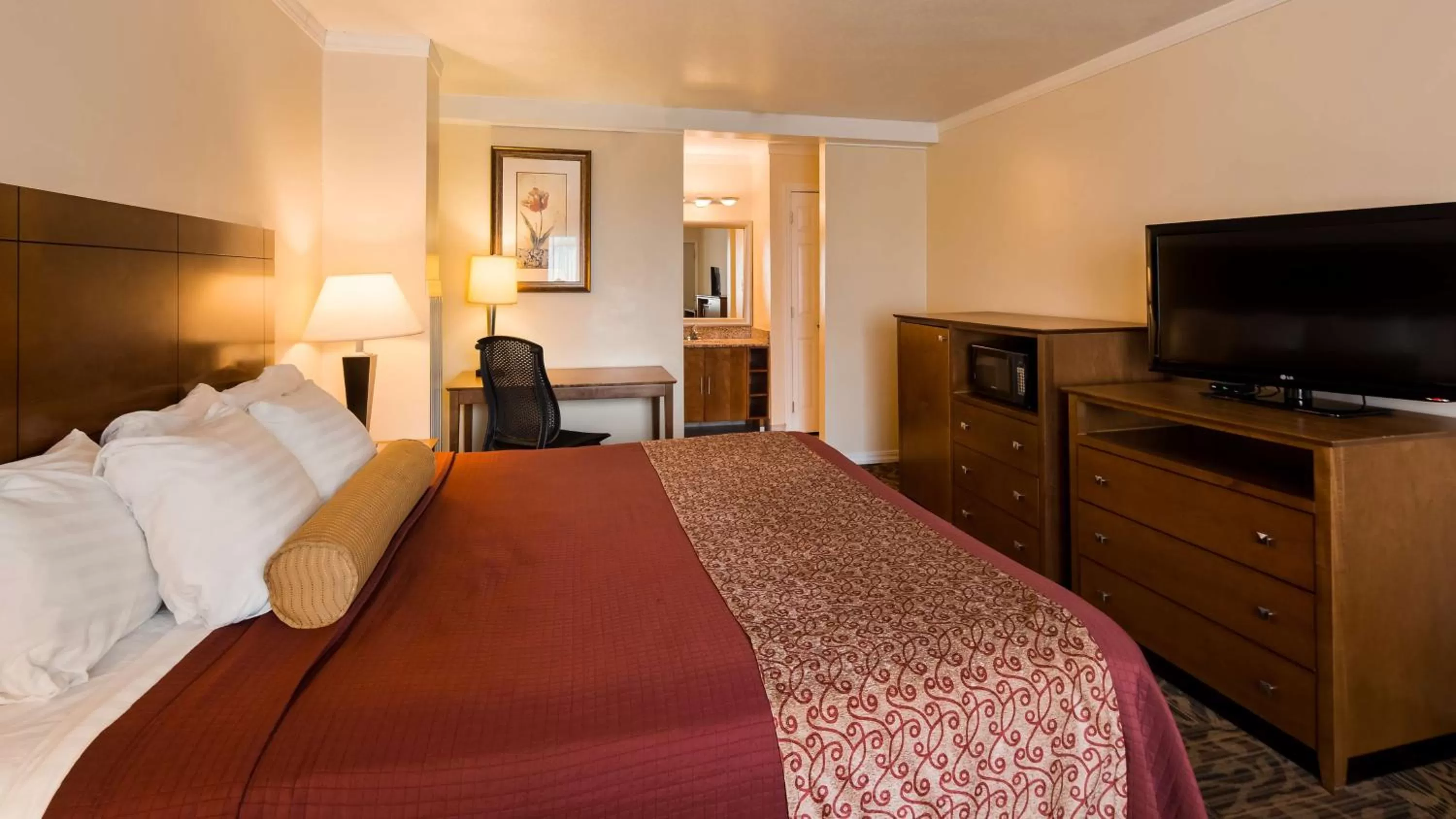 King Room with Bathtub - Disability Access/Non-Smoking in Best Western Plus Northwoods Inn